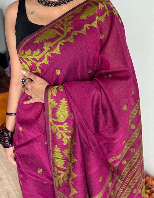 Ruby with green contrast jamdani saree in soft handloom cotton - YCBCJDFE376