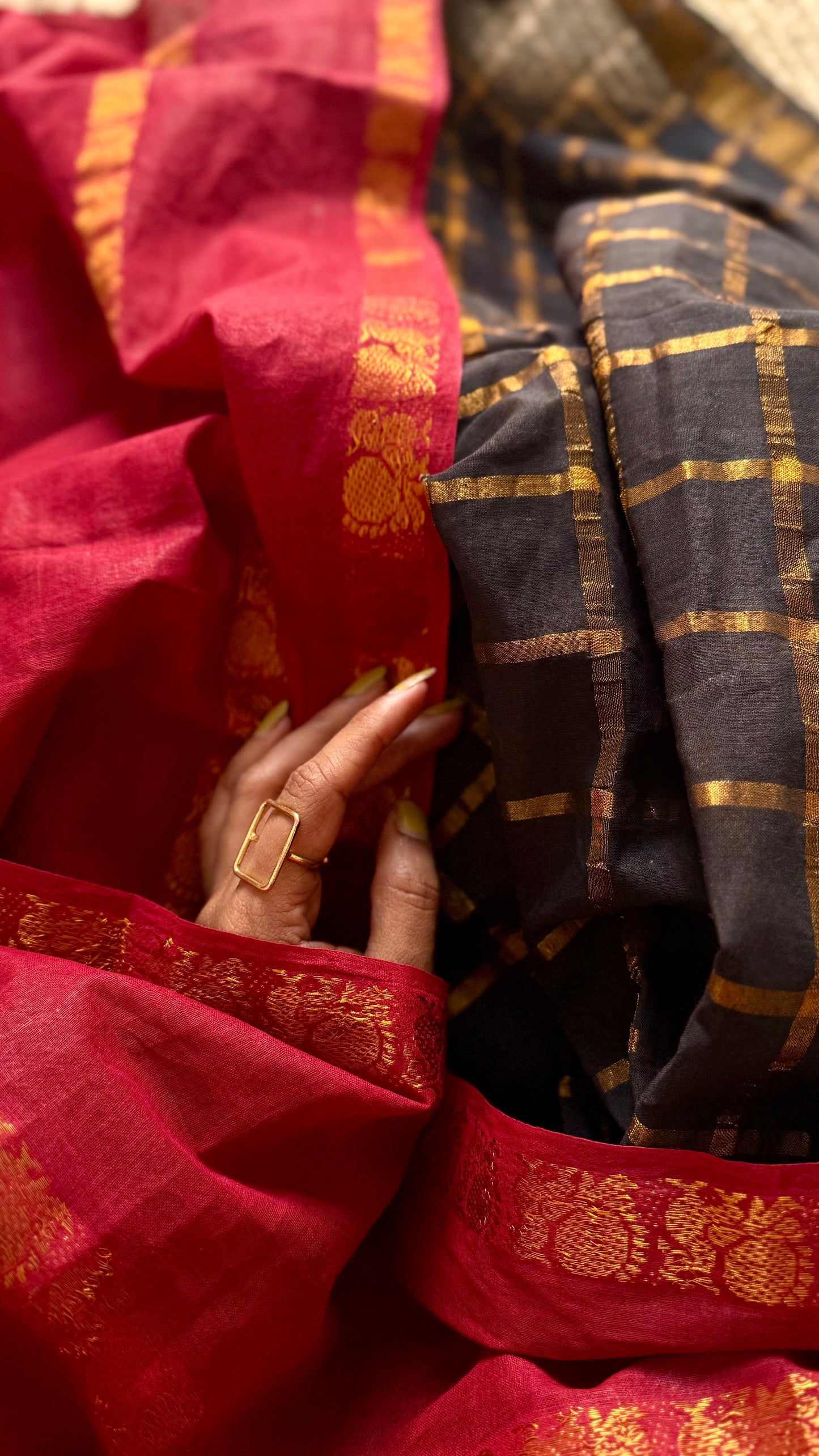 Silai (சிலை) : red with black, sungudi cotton - YCENOID09