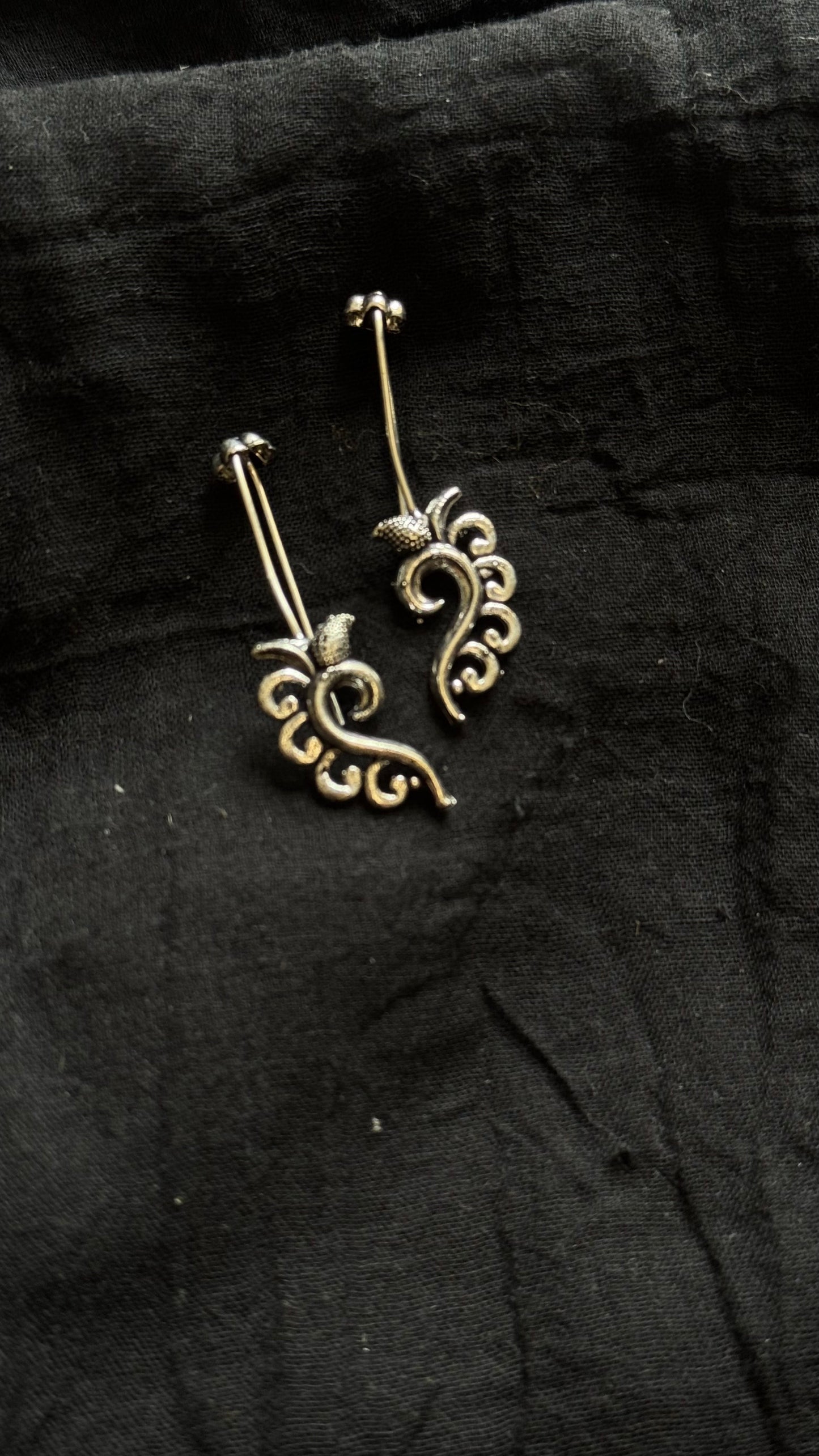 Bugadi clip-on (non pierced), paisley pattern, oxidised silver - YCOSEBU516