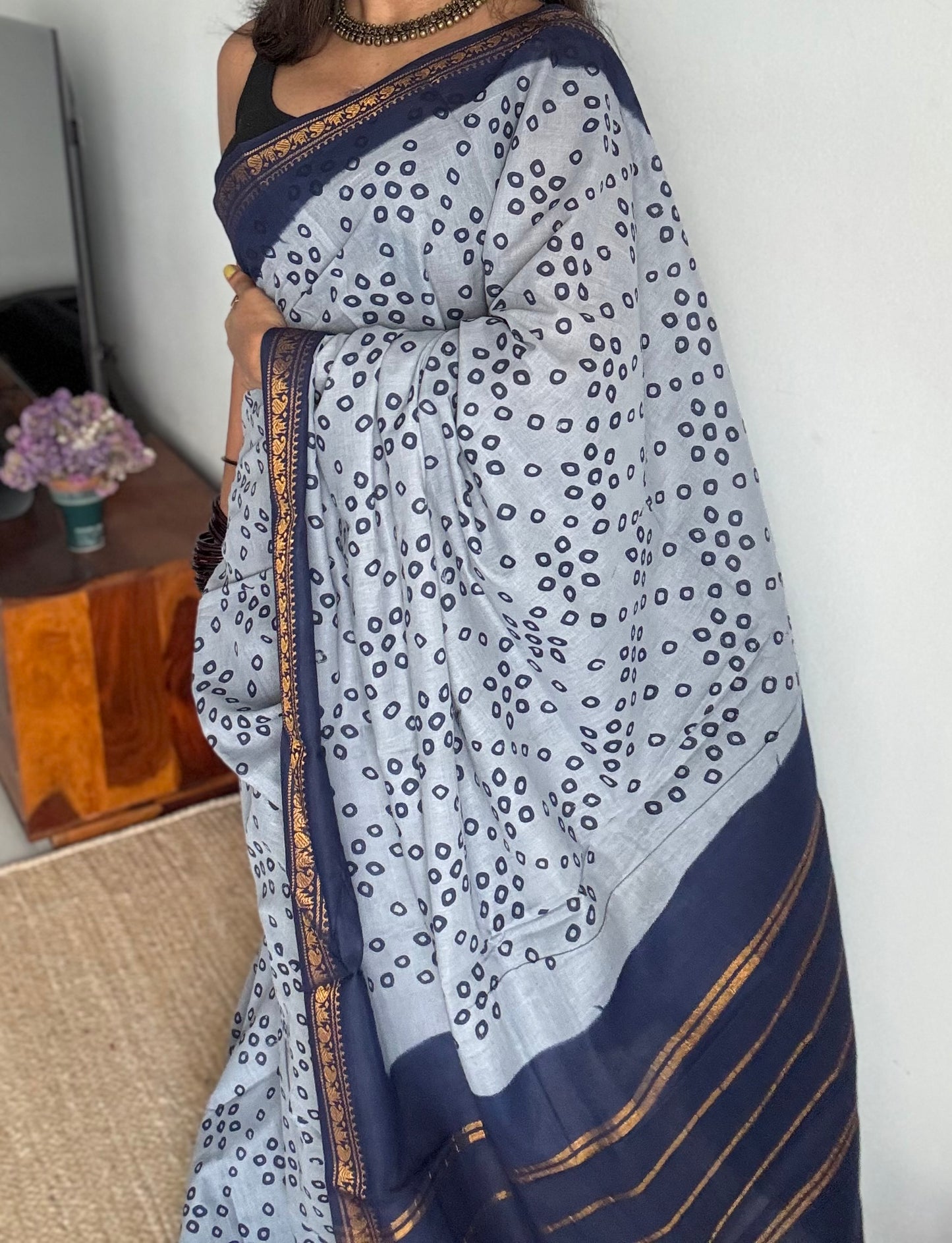 Cool grey with dark blue, motif printed, kattuchayam dyed madurai sungudi cotton saree - YCCOTNMSFE73