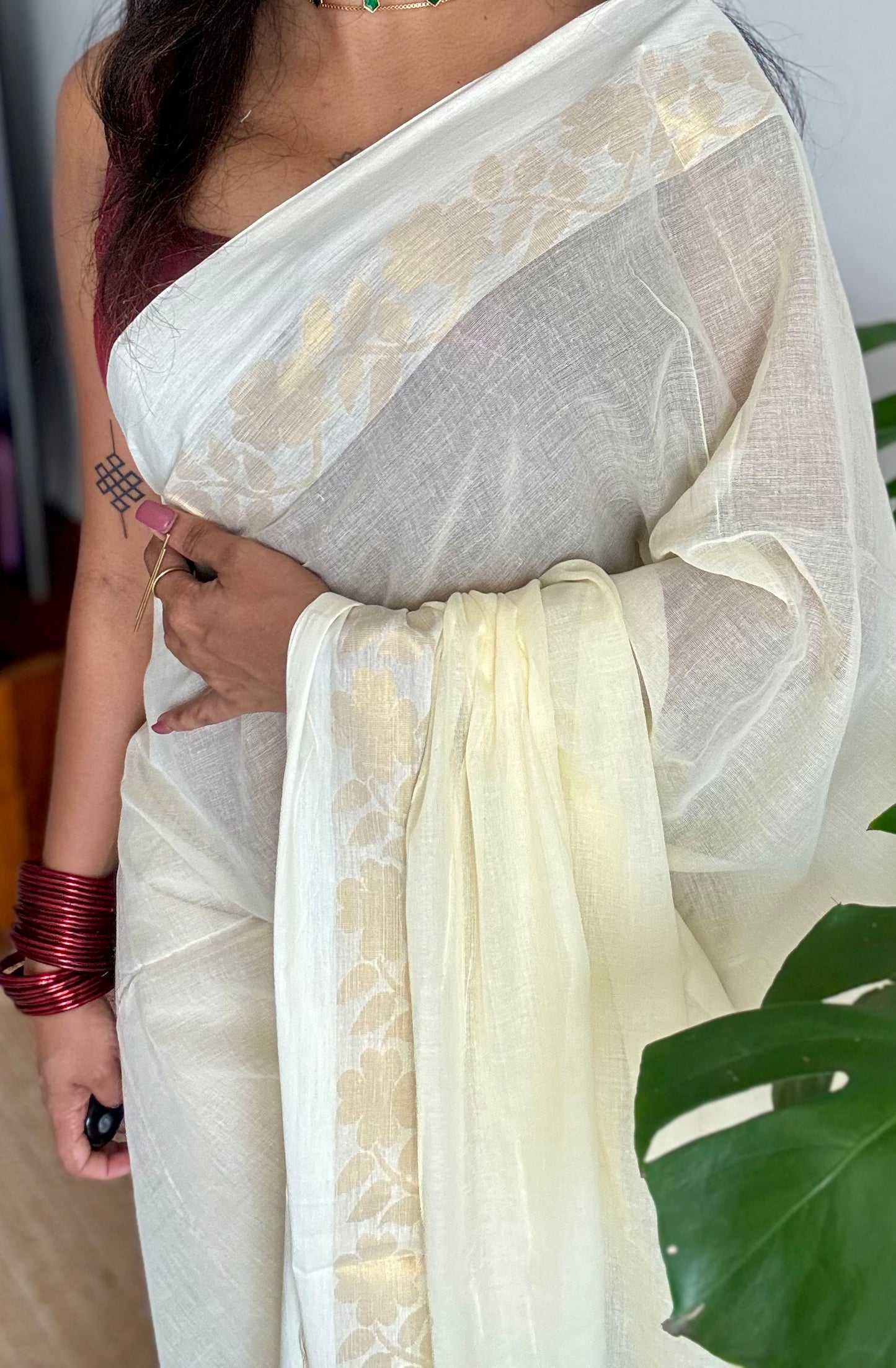 Ivory mul saree, zari flowers on border - YCIEON22