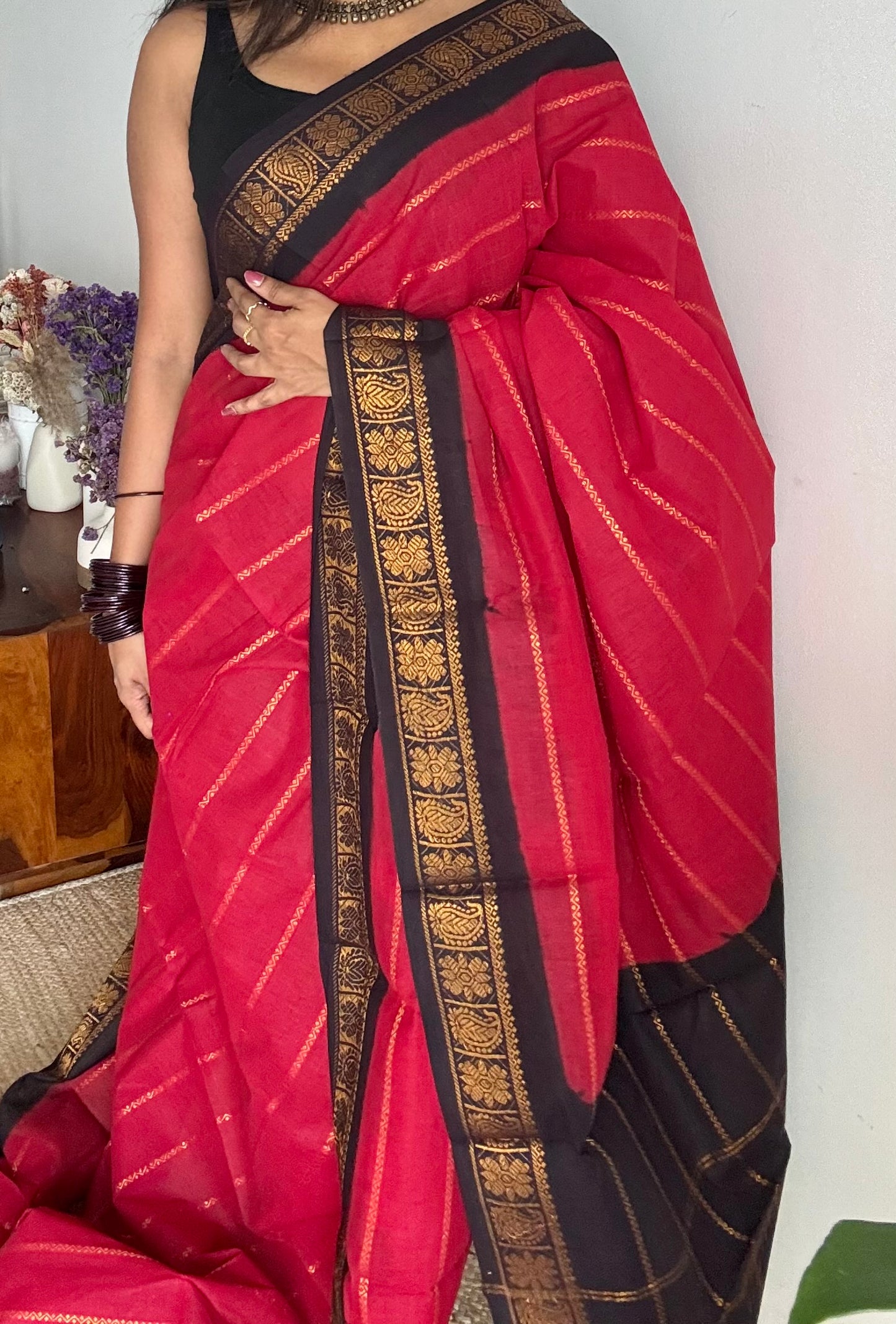 Red with black velthaari sungudi, kattuchayam dyed madurai cotton - YCCOTNMSAP140