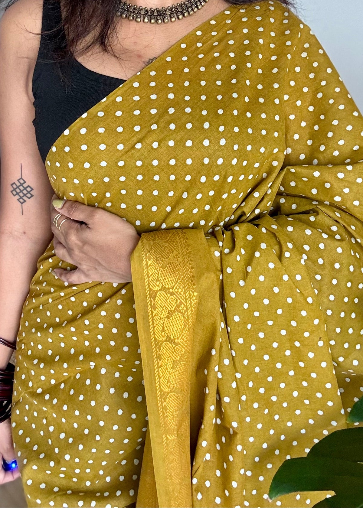 Mehendi green sungudi dotted, single-side border, kattuchayam dyed madurai cotton saree - YCCOTNMSSE07