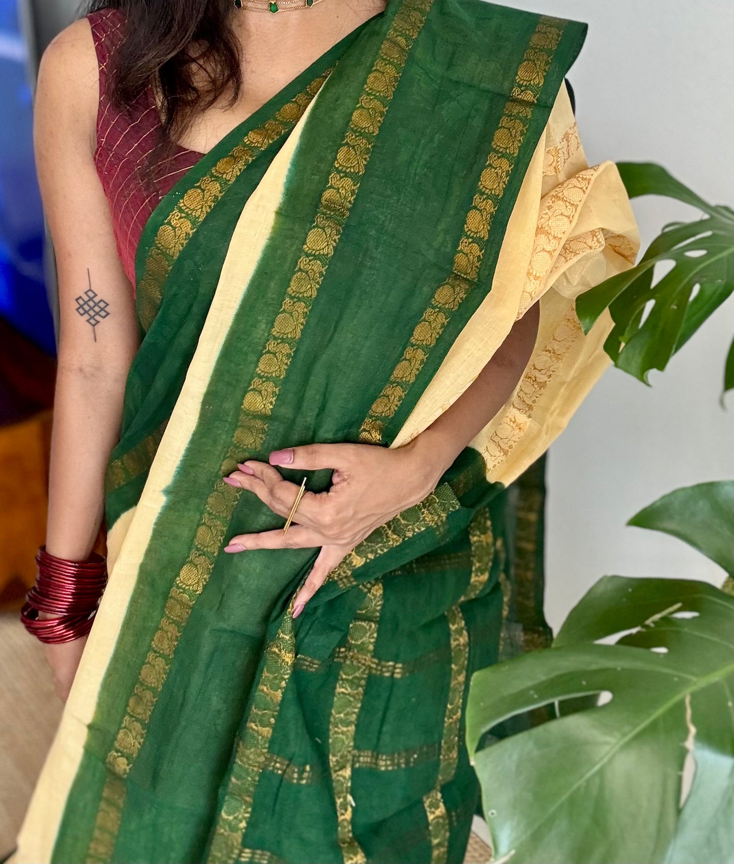 Sandal with green contrast, peacock zari striped sungudi, kattuchayam dyed madurai cotton - YCIEON97
