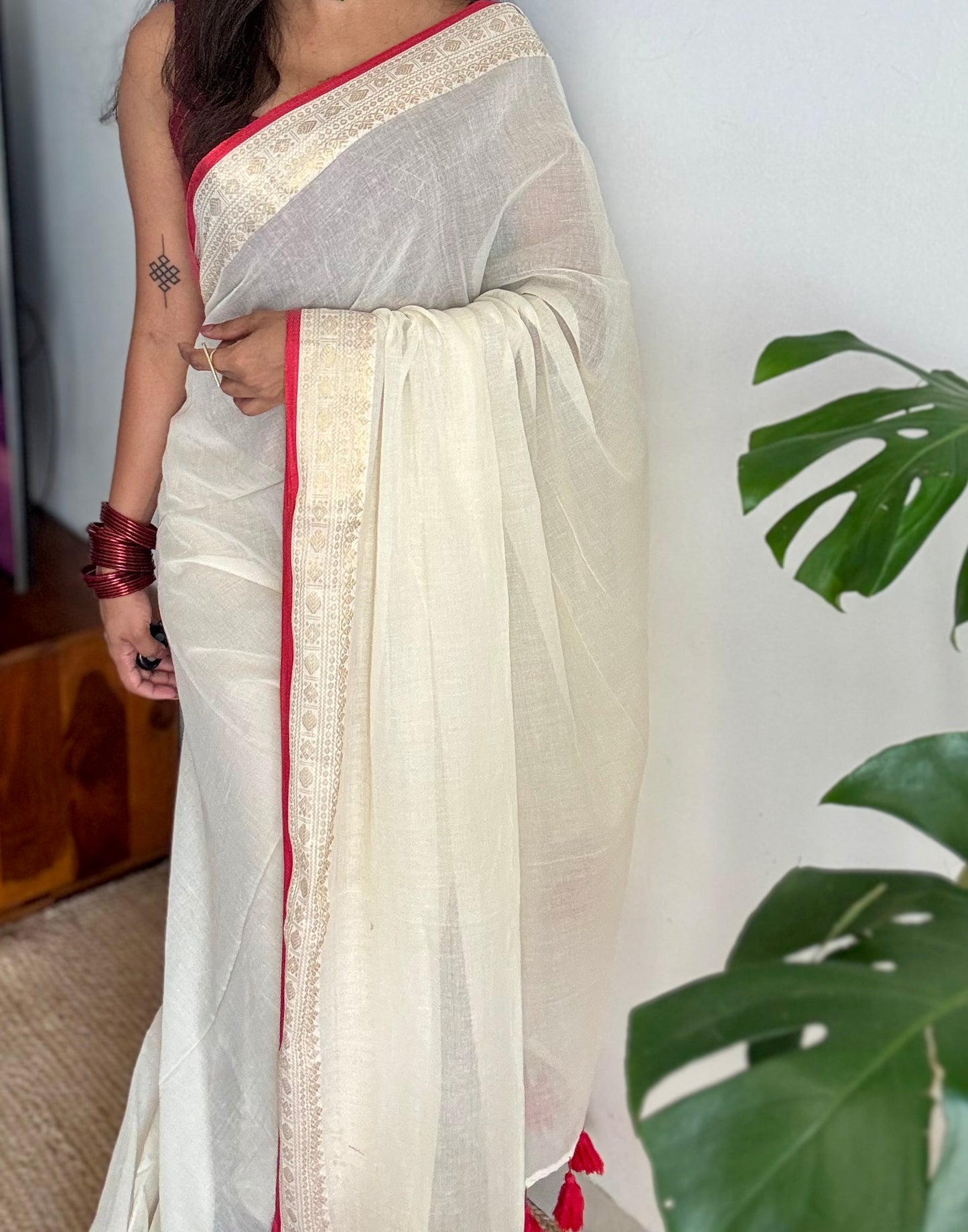 Ivory mul saree, red and gold border - YCIEON18
