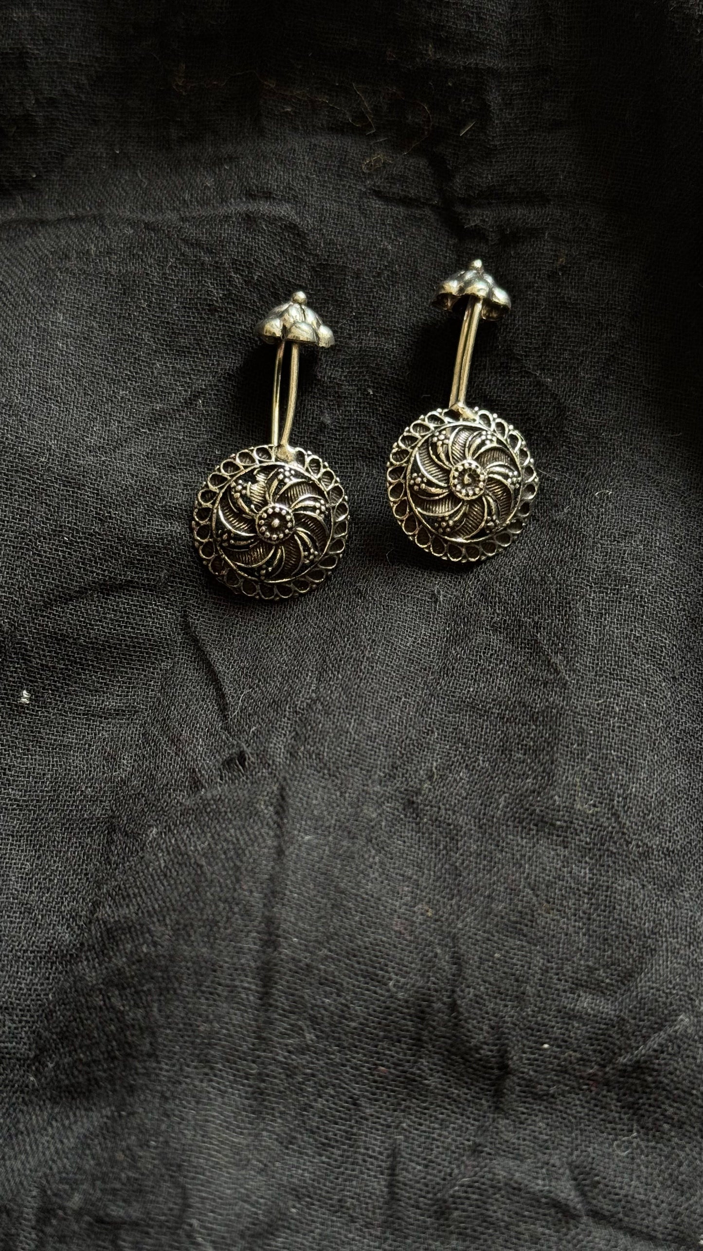 Bugadi clip-on (non pierced), oxidised silver - YCOSEBU532