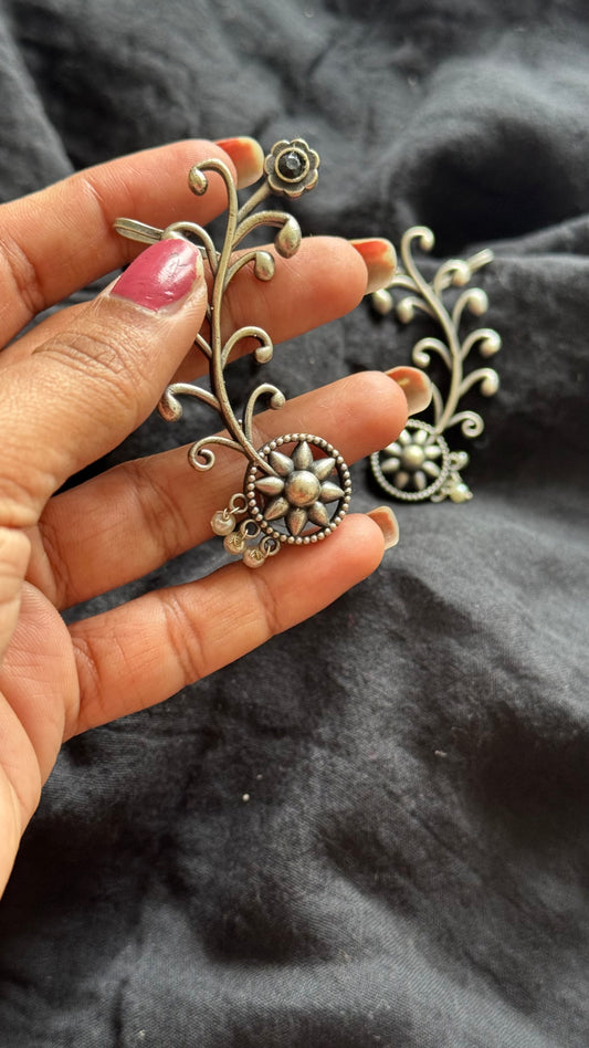 Oxidised silver, floral patterned earcuff, black stone - YCOSEC580