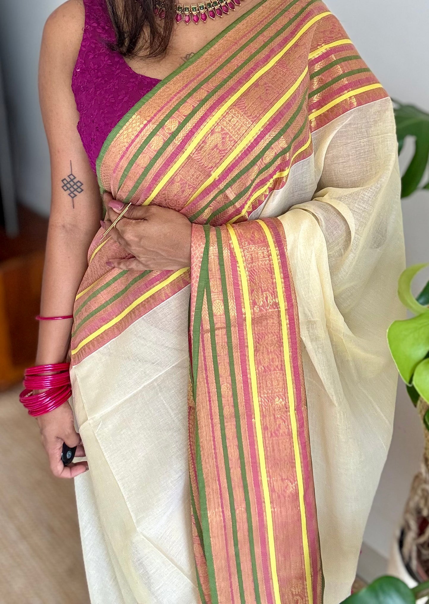 Cream mul saree, multicoloured wide kanchi border - YCIEON12