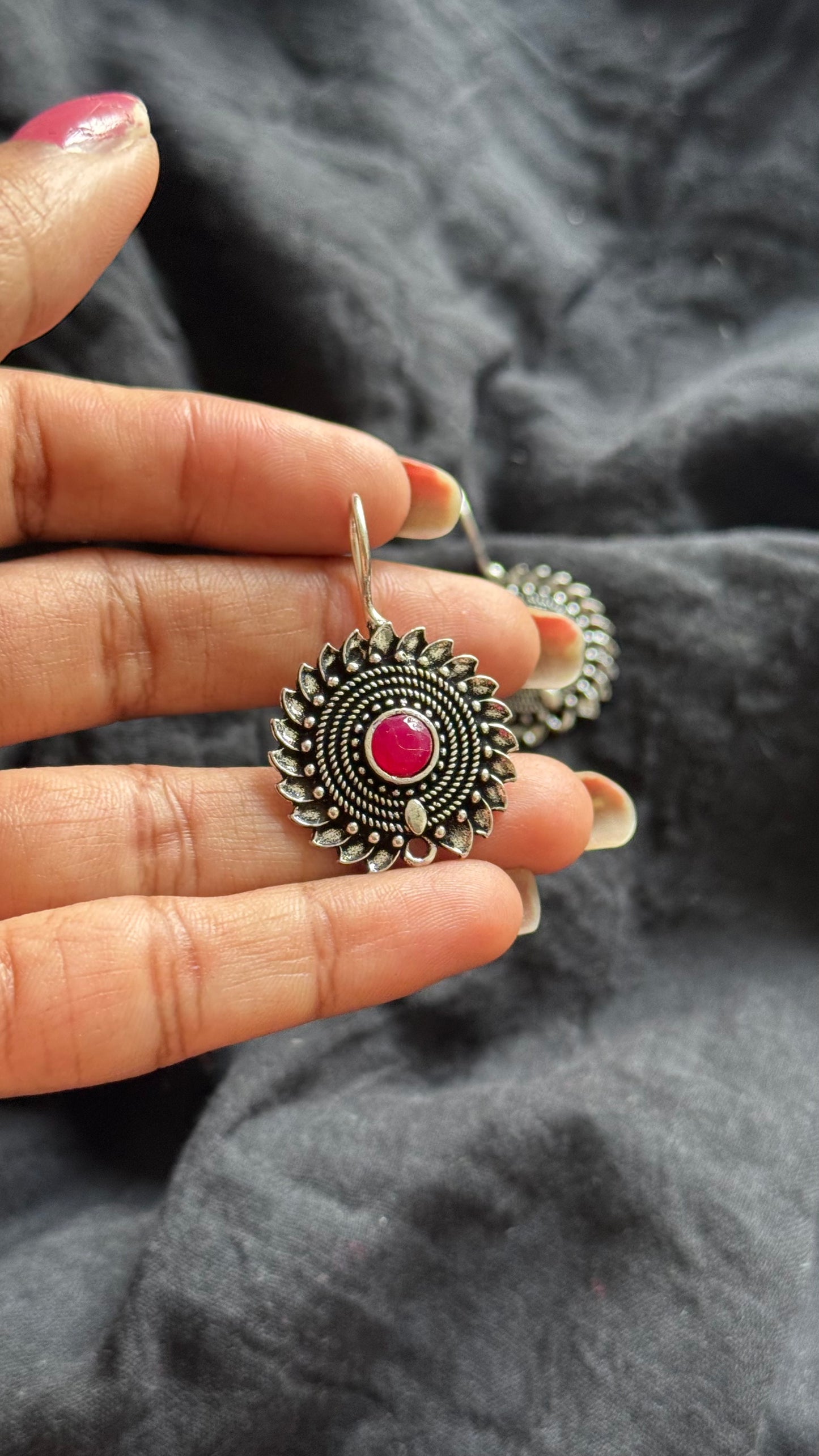 Bugadi clip-on (non pierced), red stone, oxidised silver - YCOSBU715
