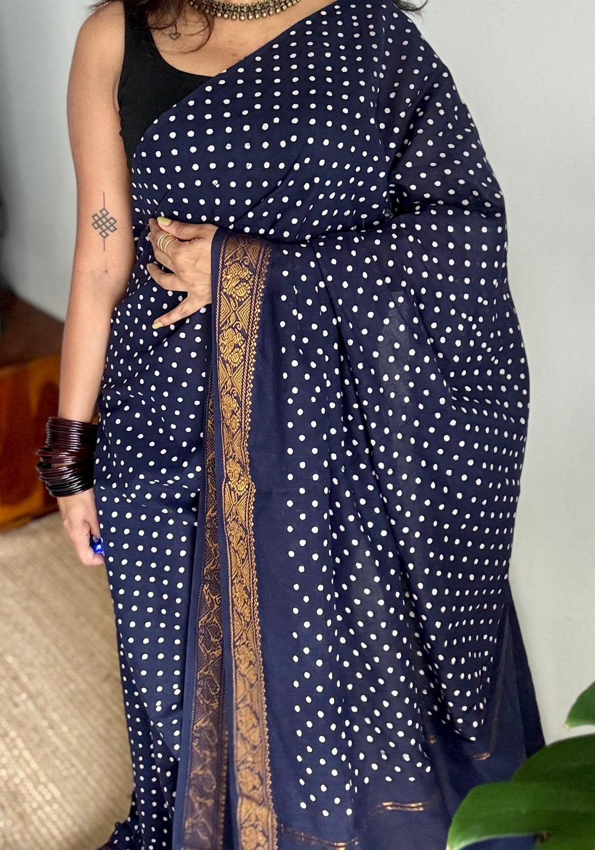 Dark blue sungudi dotted, single-side border, kattuchayam dyed madurai cotton saree - YCCOTNMSSE02