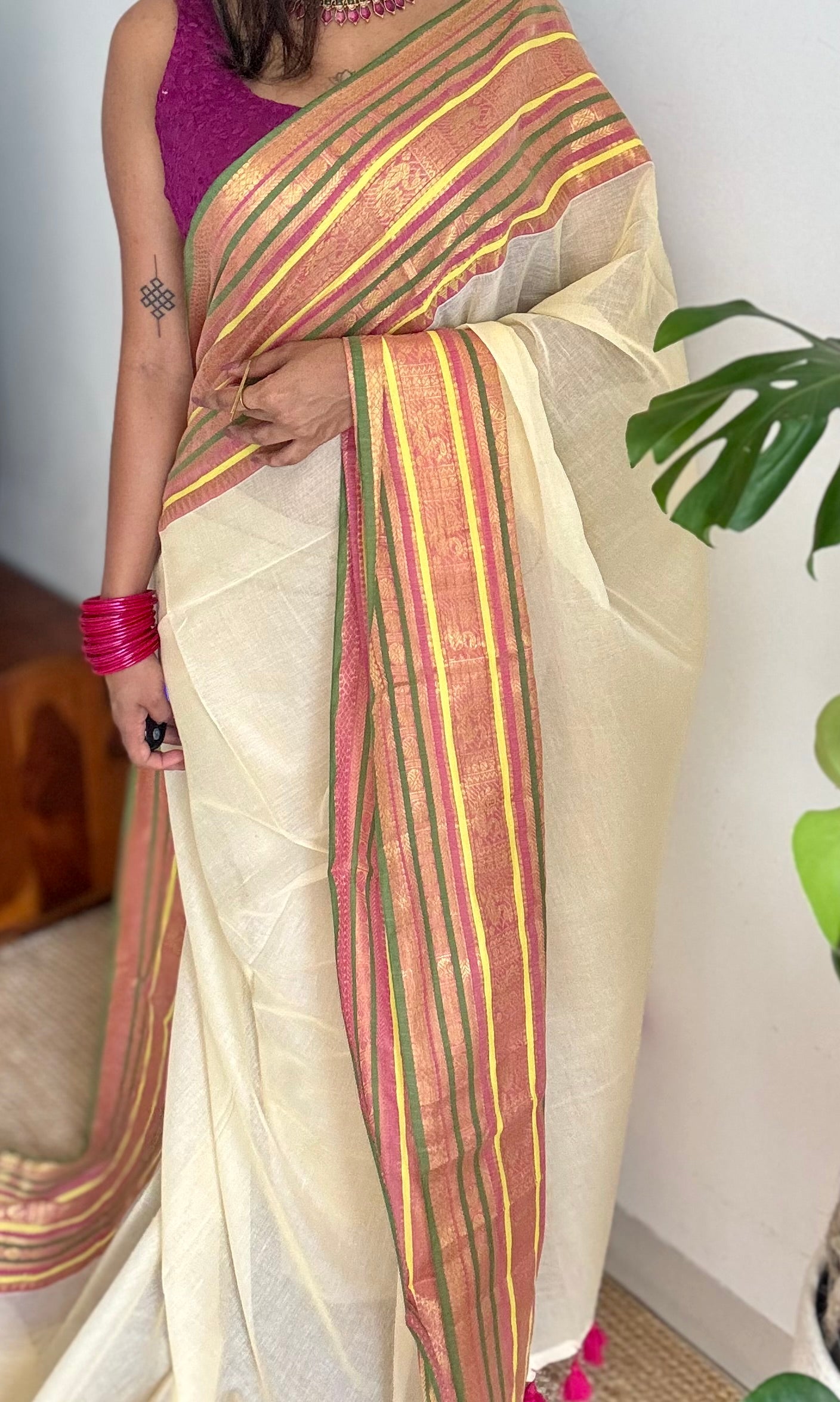 Cream mul saree, multicoloured wide kanchi border - YCIEON12
