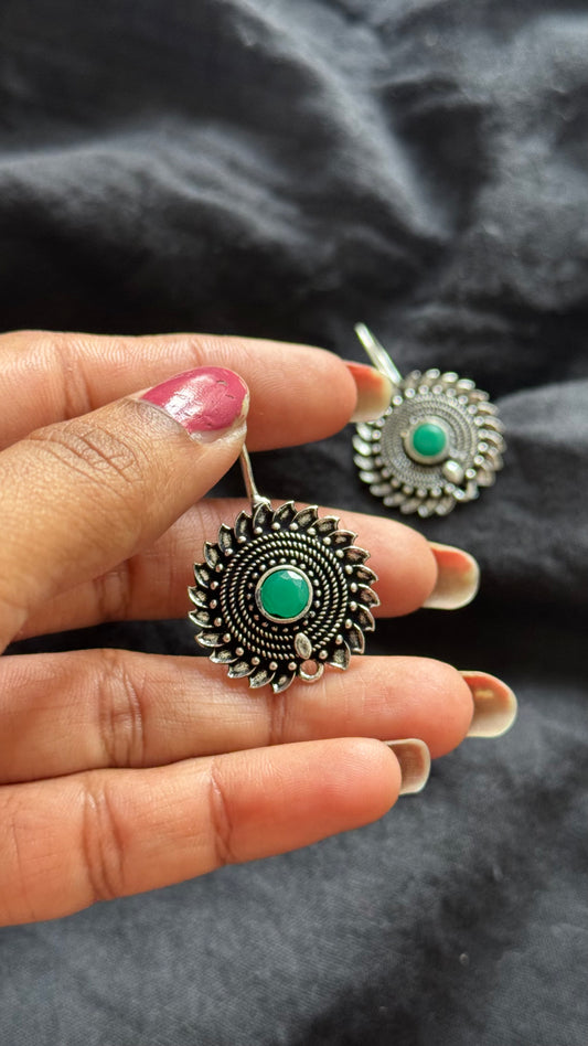 Bugadi clip-on (non pierced), green stone, oxidised silver - YCOSBU720