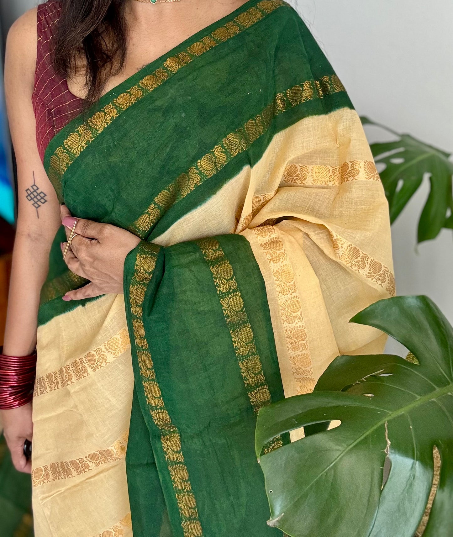 Sandal with green contrast, peacock zari striped sungudi, kattuchayam dyed madurai cotton - YCIEON97
