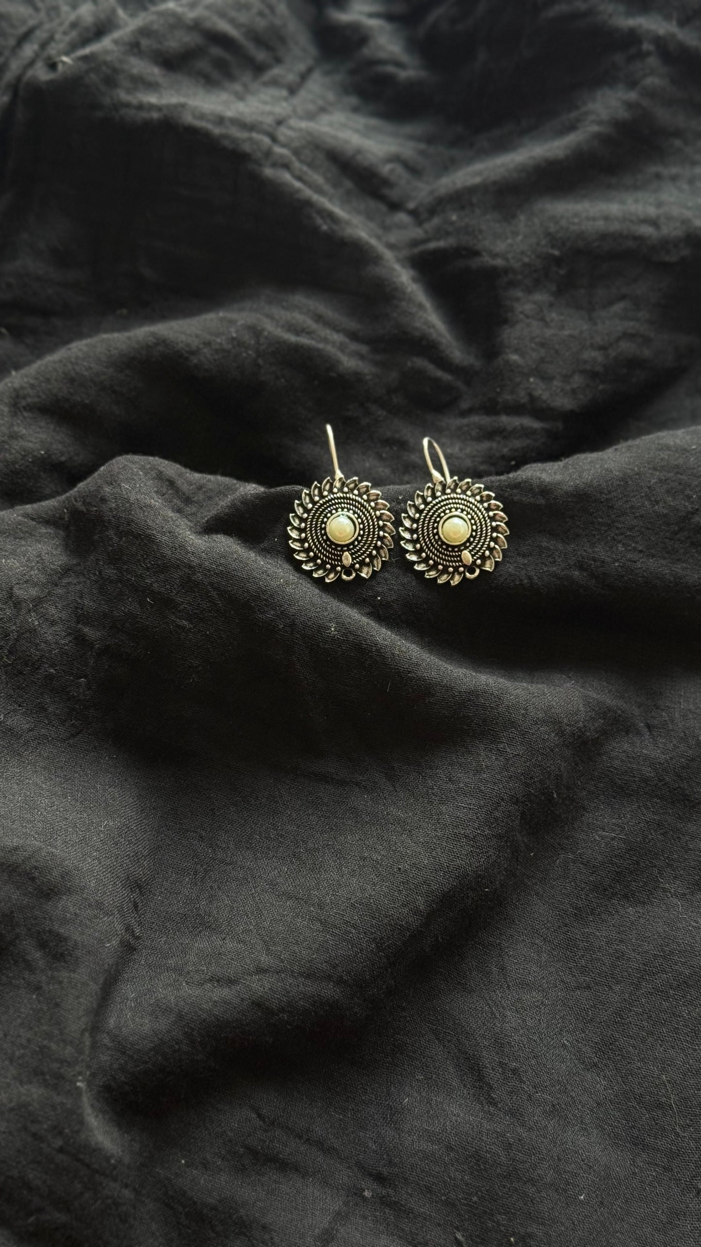Bugadi clip-on (non pierced), white bead, oxidised silver - YCOSBU716