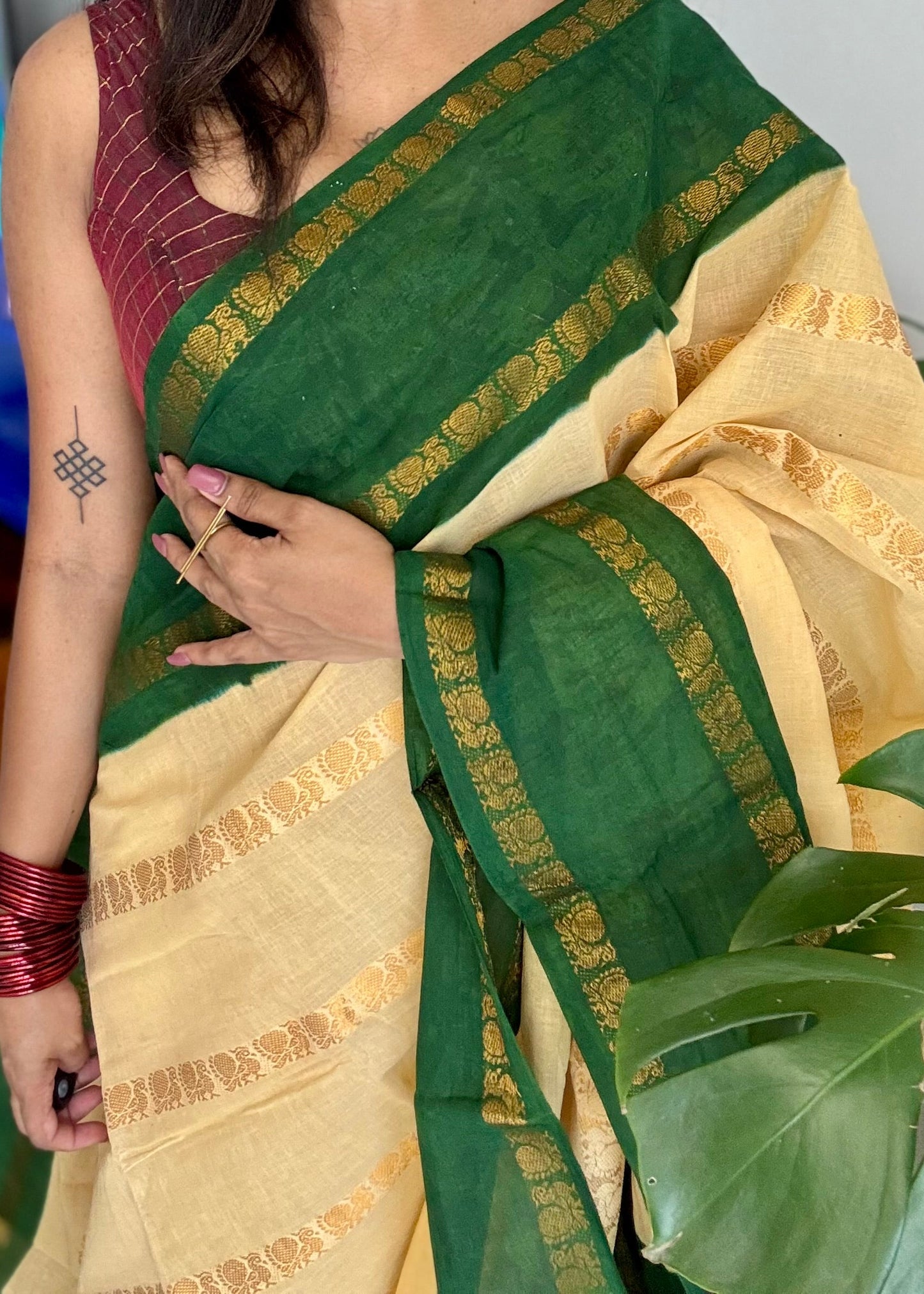 Sandal with green contrast, peacock zari striped sungudi, kattuchayam dyed madurai cotton - YCIEON97
