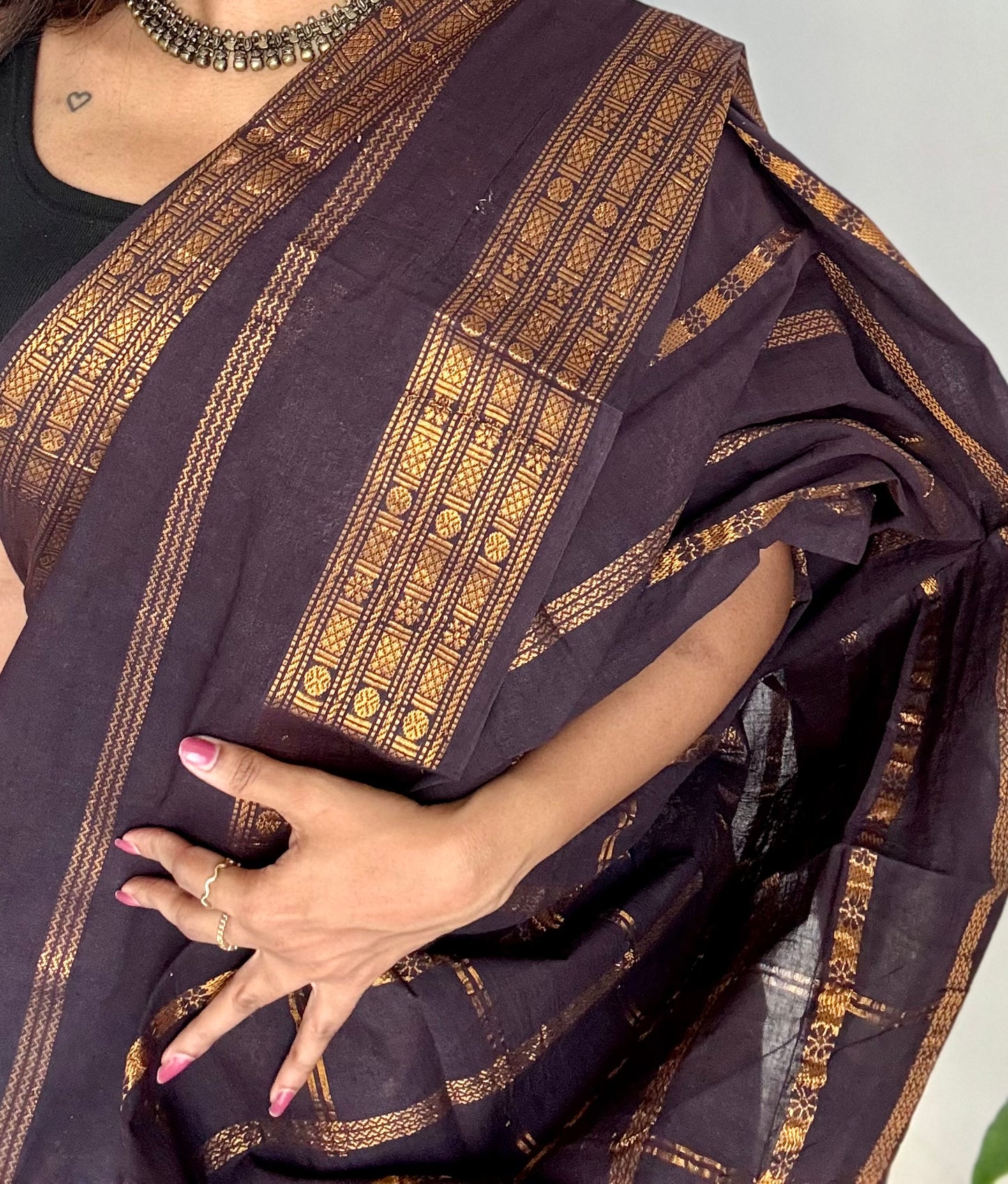 Purple brown floral patterned velthaari, kattuchayam dyed madurai cotton saree  - YCCOTNMSAP216