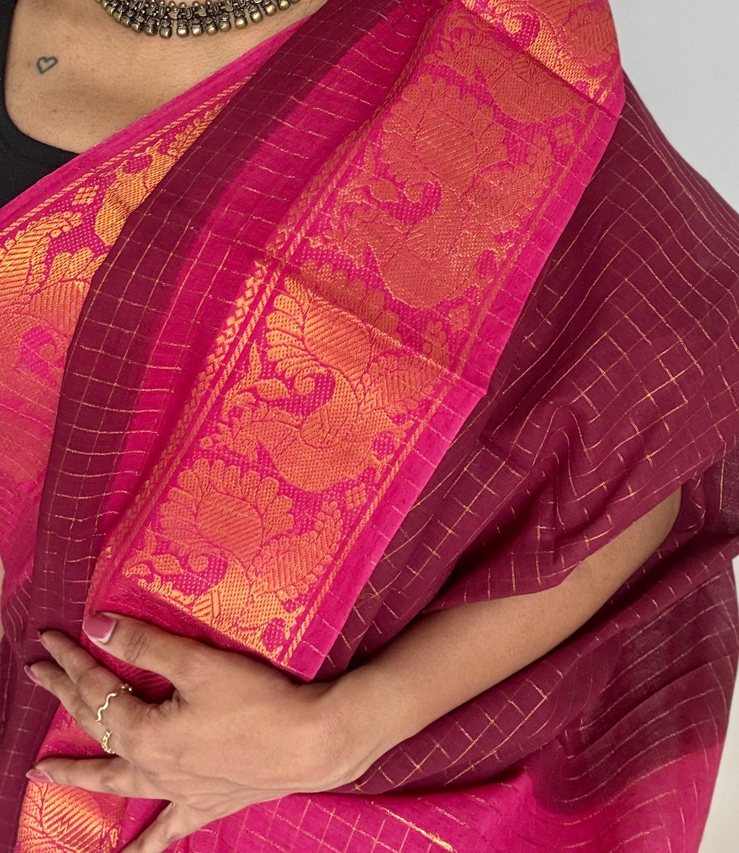 Maroon with hot pink contrast zari checkered sungudi, kattuchayam dyed madurai cotton - YCCOTNMSAP184