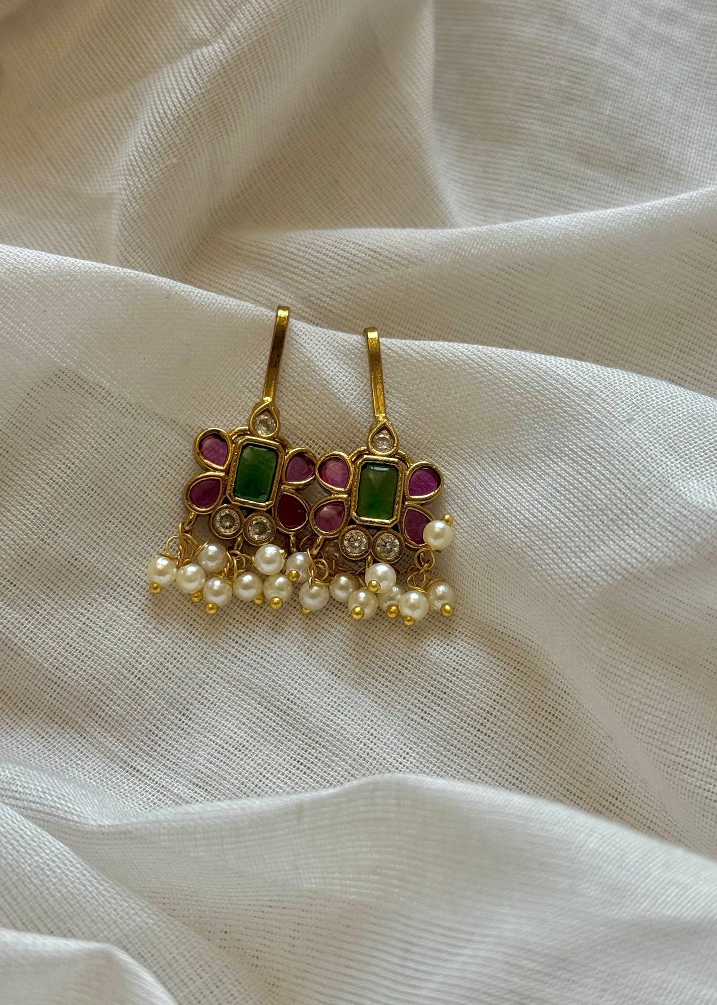 Bugadi clip-on (non pierced), green, ruby and white - YCGPEBU662