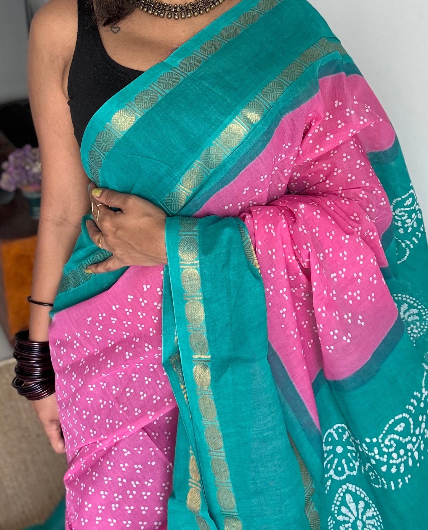 Light pink with blue contrast border, kattuchayam dyed madurai sungudi cotton saree - YCCOTNMSFE82