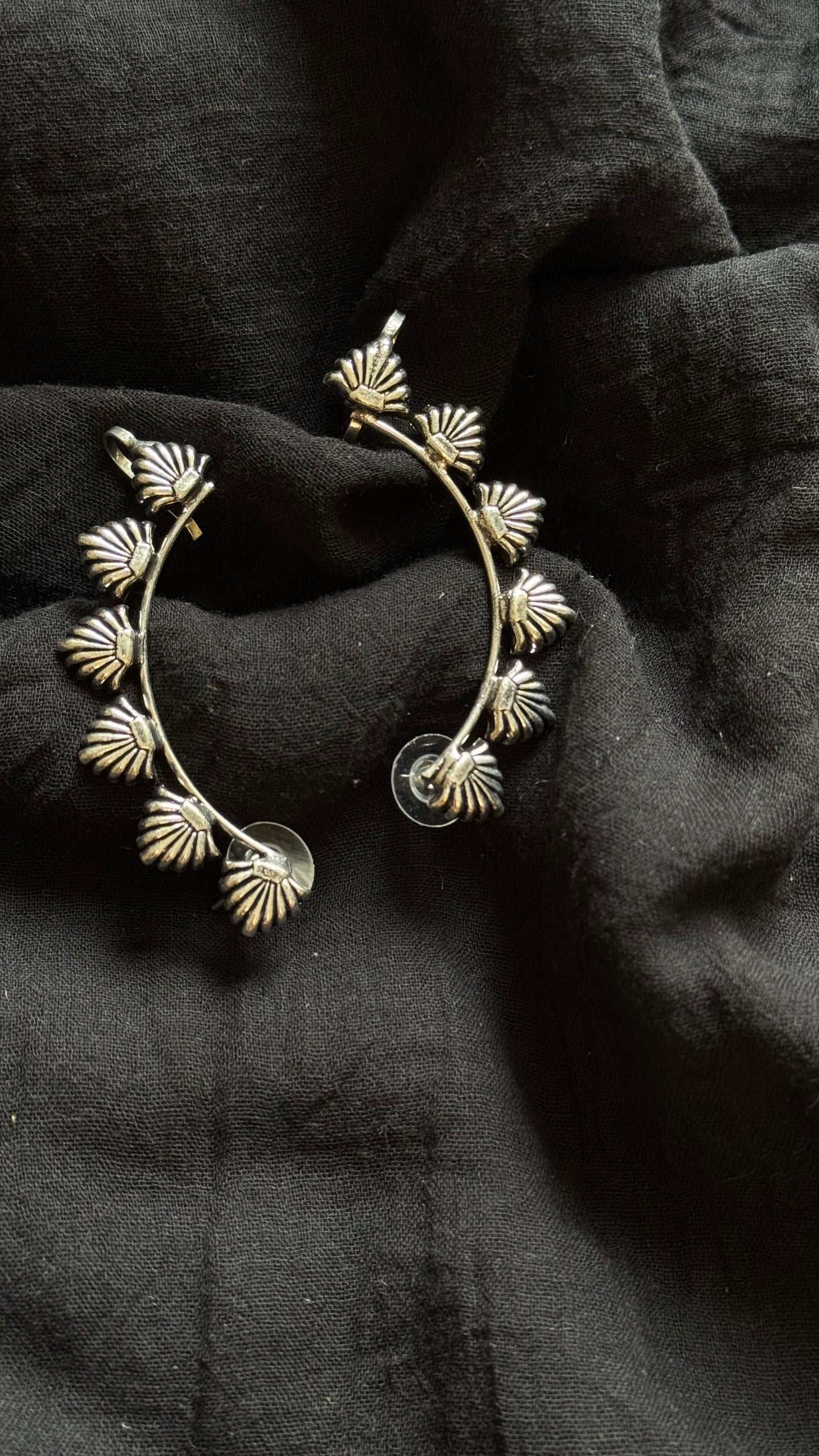 Oxidised silver, triangle patterned earcuff - YCOSEC507