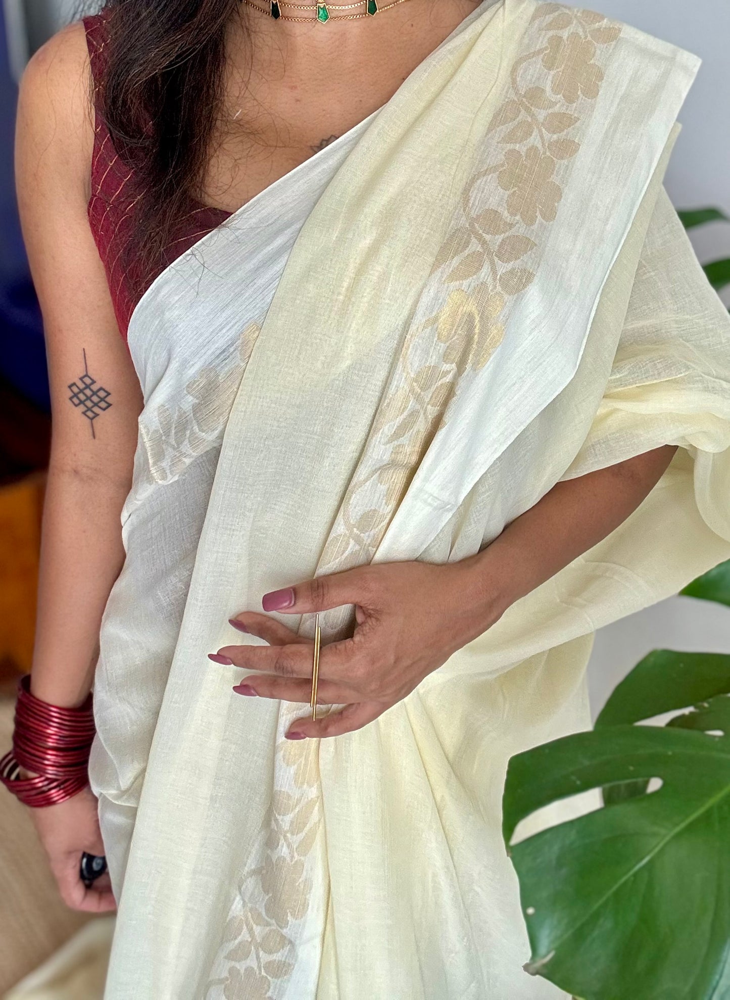 Ivory mul saree, zari flowers on border - YCIEON22