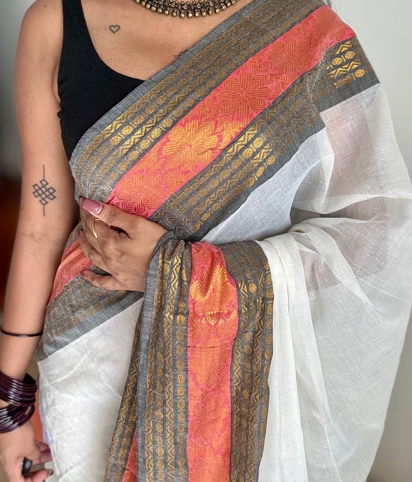 Ivory mul saree, dark grey and red kanchi border - YCIEON154