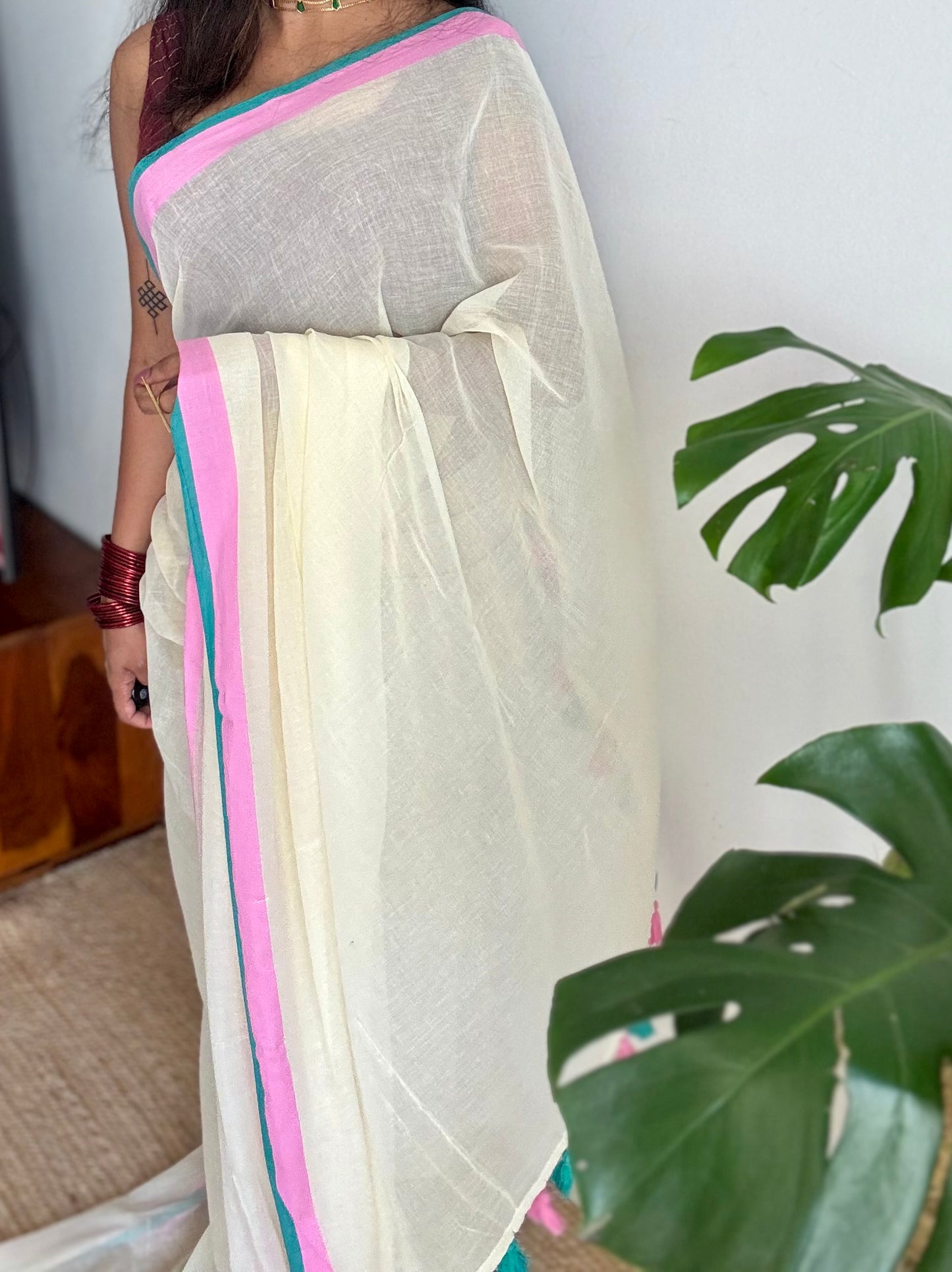 Ivory mul saree, pink and dark cyan border - YCIEON09
