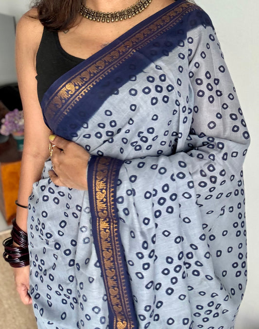 Cool grey with dark blue, motif printed, kattuchayam dyed madurai sungudi cotton saree - YCCOTNMSFE73