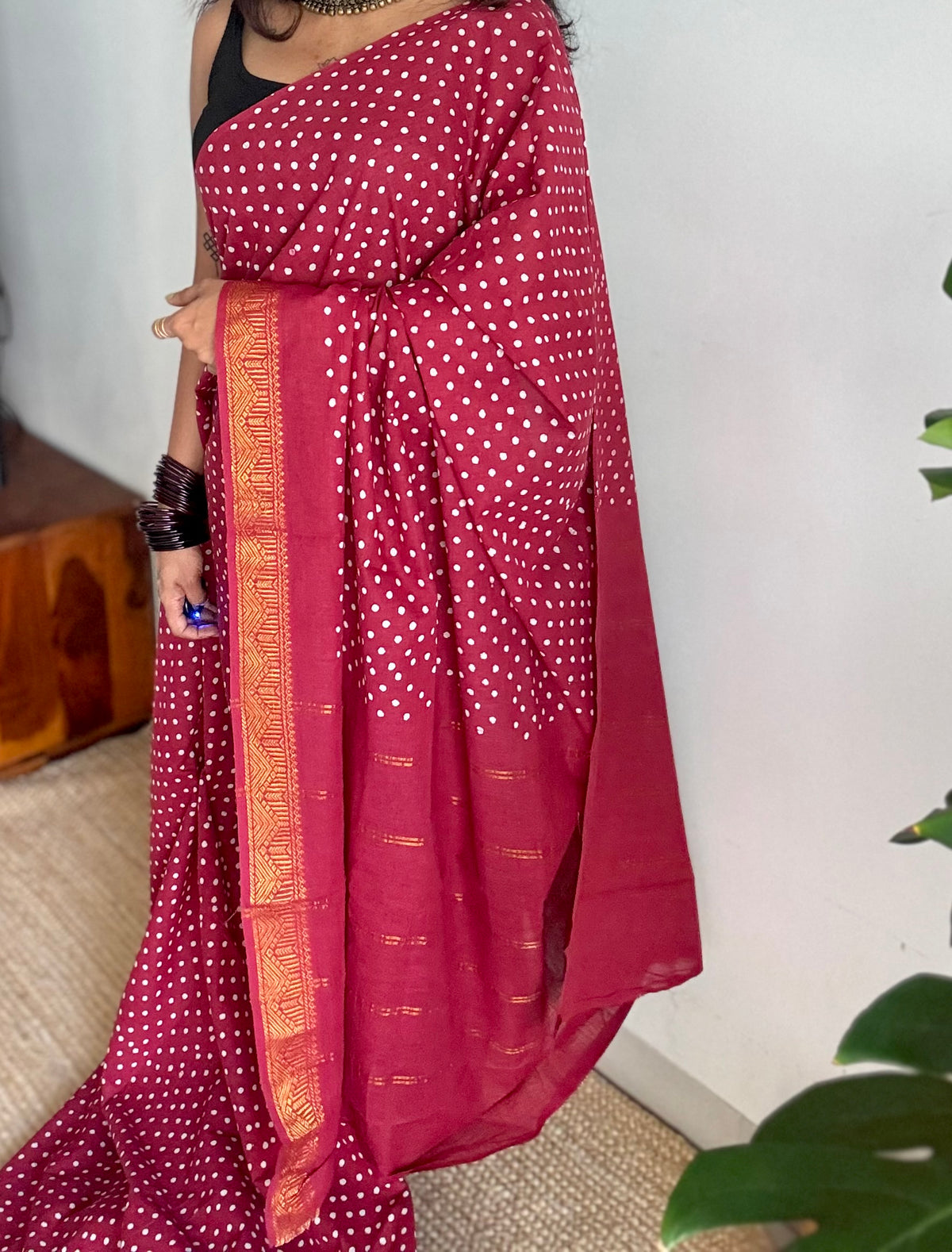 Red sungudi dotted, single-side border, kattuchayam dyed madurai cotton saree - YCCOTNMSSE05