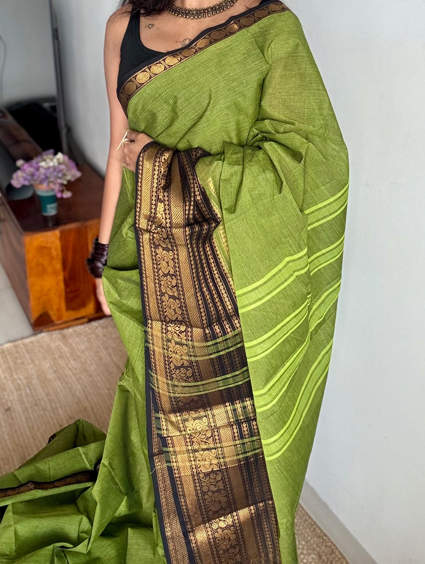 Light green with black wide contrast border, kanchi cotton - YCCOTNKCDE84