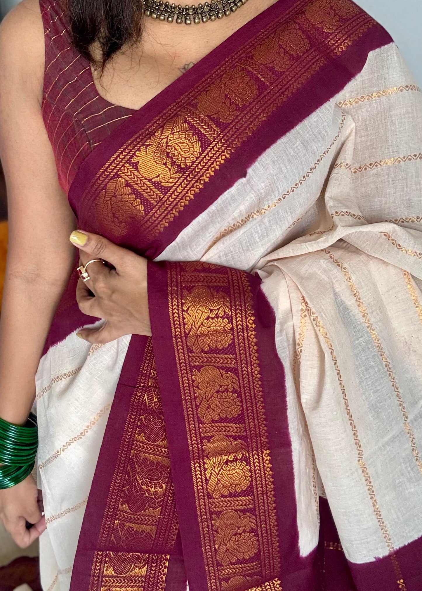 Cream velthaari patterned kattuchayam dyed madurai cotton saree with maroon peacock border - YCCOTNMSFE276