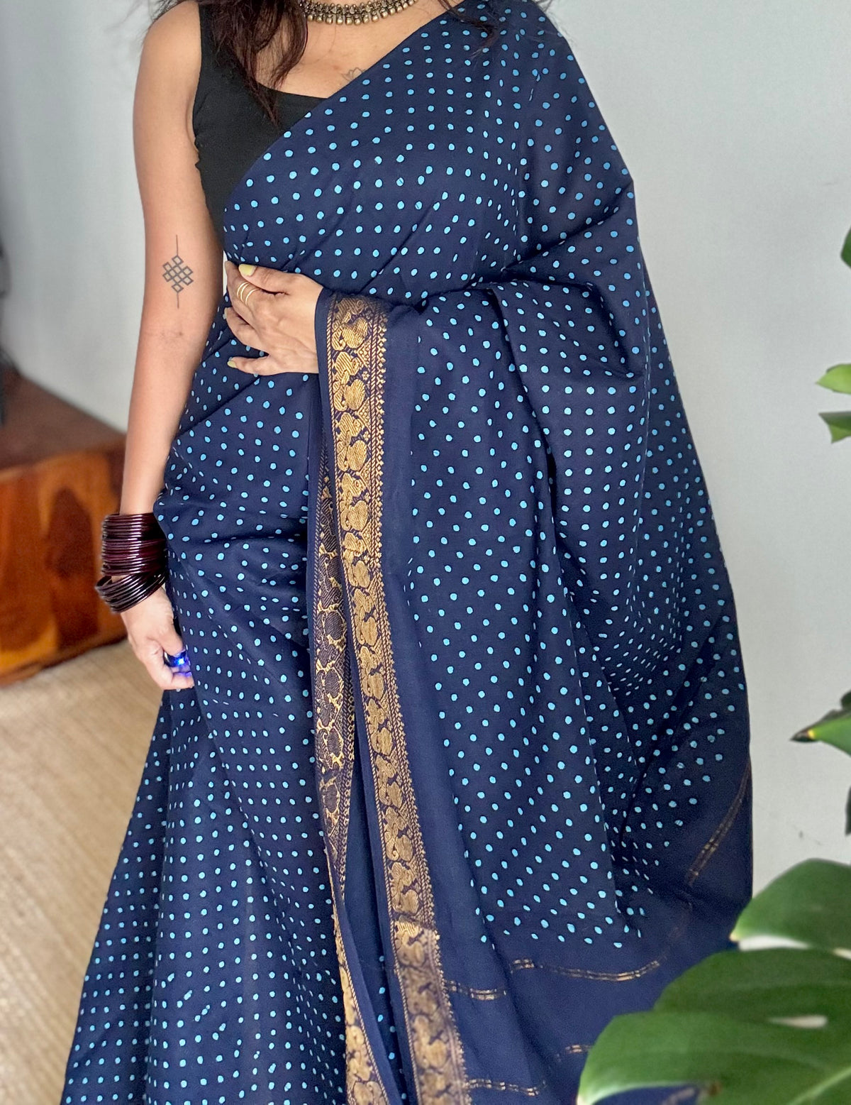 Dark blue sungudi dotted, single-side border, kattuchayam dyed madurai cotton saree - YCCOTNMSSE08