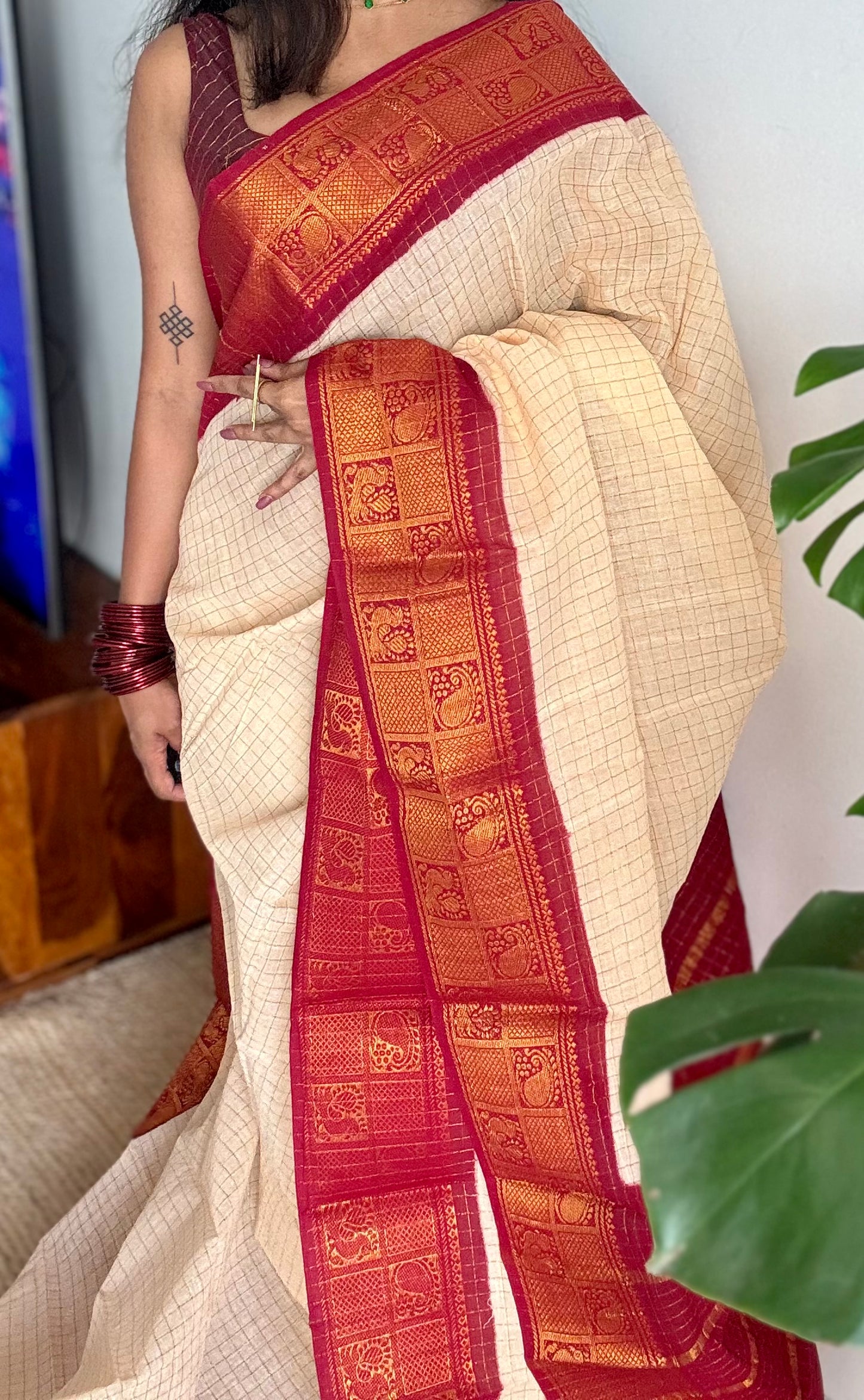 Ivory with red contrast zari checkered sungudi, kattuchayam dyed madurai cotton - YCIEON99