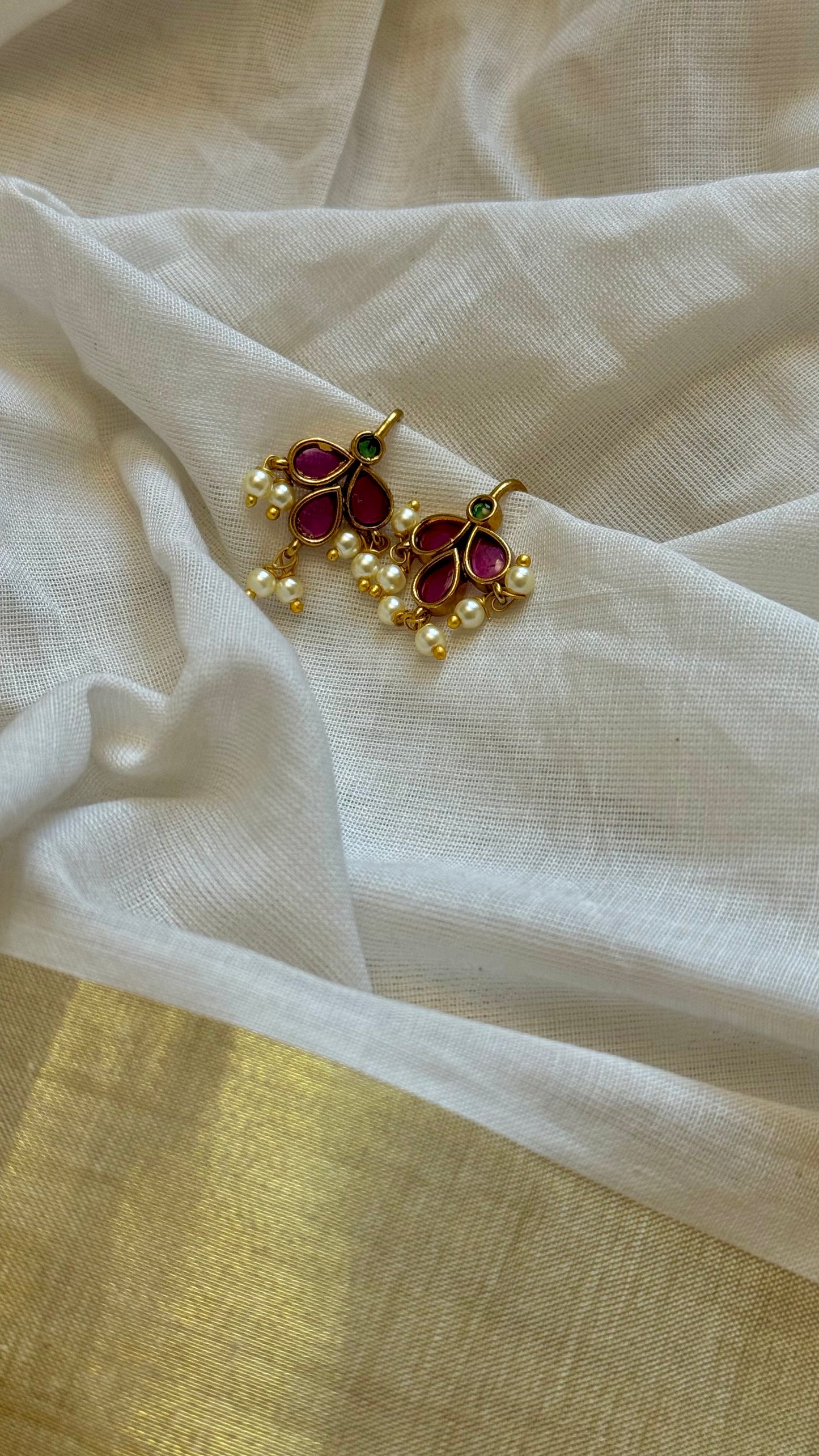 Bugadi clip-on (non pierced), ruby, white - YCGPBU687