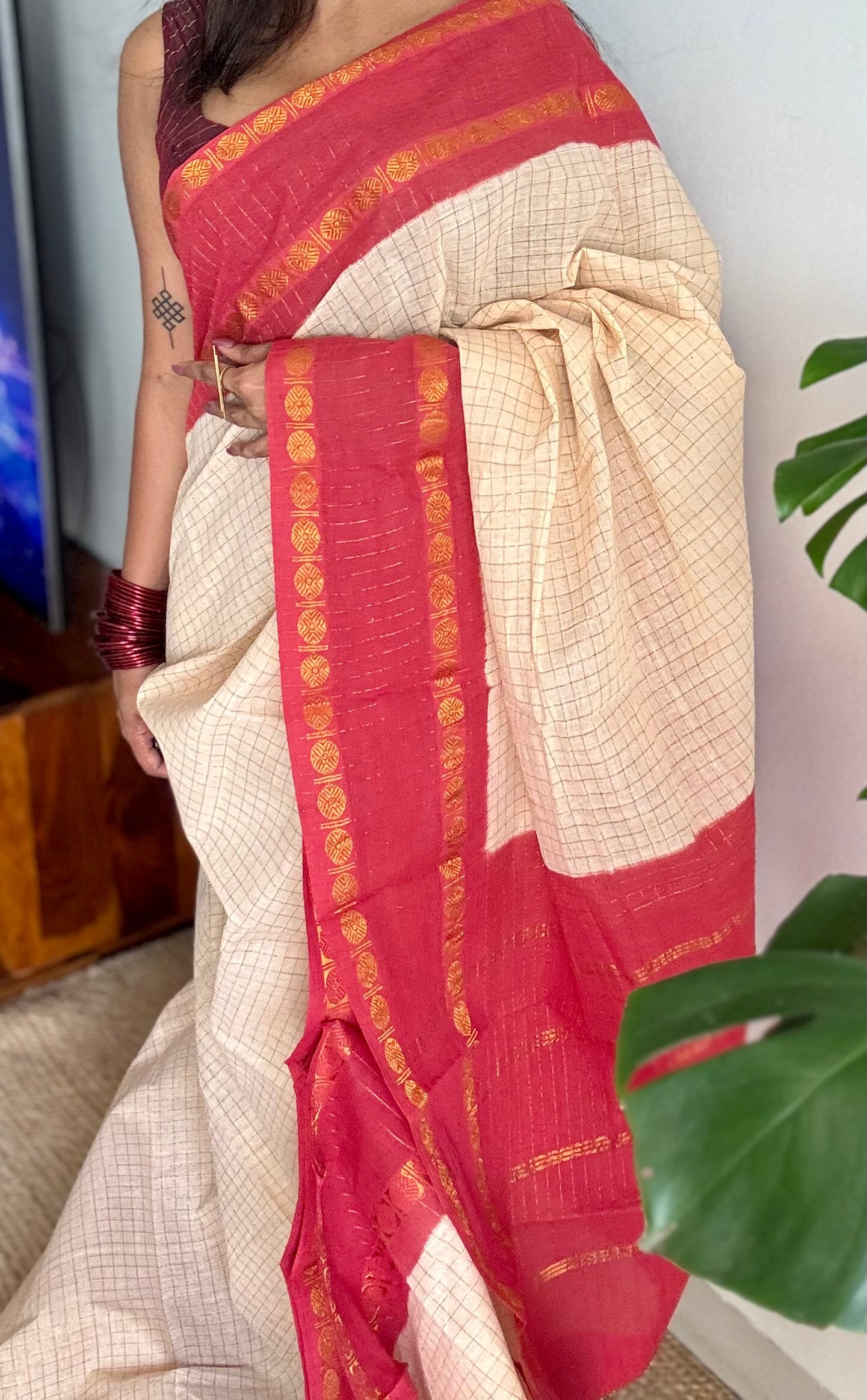 Ivory with light red contrast zari checkered sungudi, kattuchayam dyed madurai cotton - YCIEON89