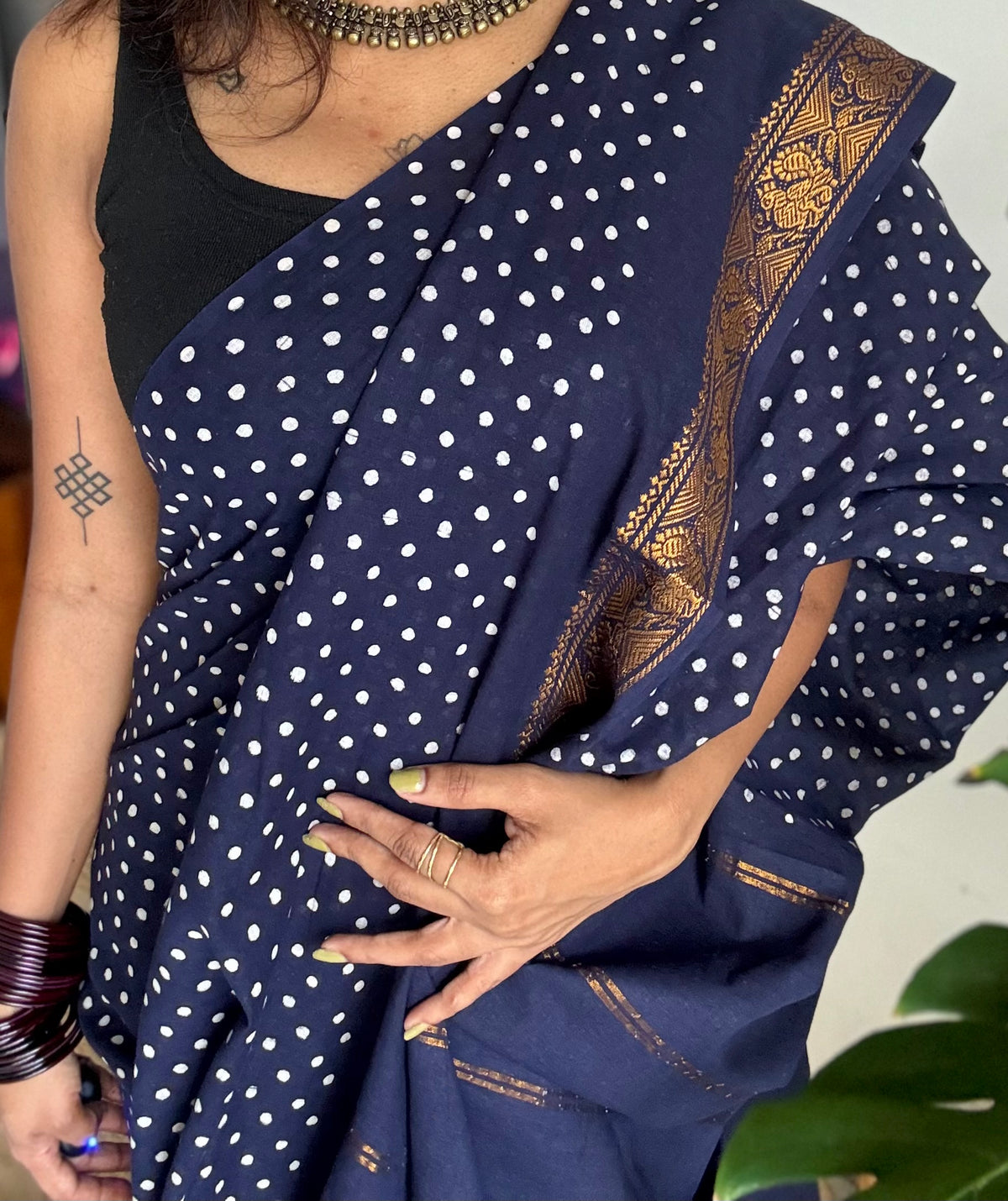 Dark blue sungudi dotted, single-side border, kattuchayam dyed madurai cotton saree - YCCOTNMSSE02