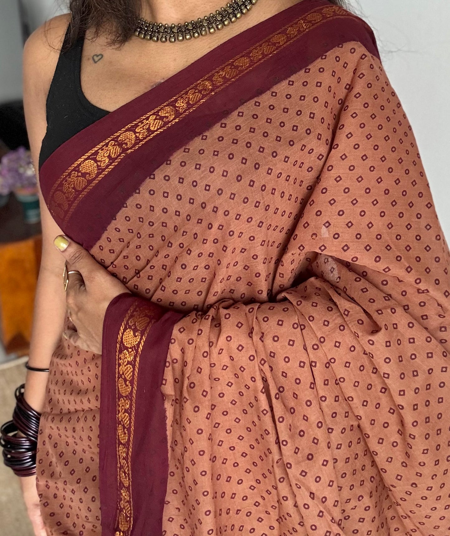 Madisar saree (9 yards) - Light brown with maroon, motif printed, kattuchayam dyed madurai sungudi cotton saree - YCCOTNMSFE79