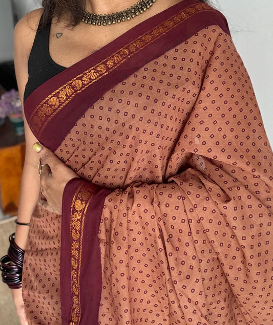 Madisar saree (9 yards) - Light brown with maroon, motif printed, kattuchayam dyed madurai sungudi cotton saree - YCCOTNMSFE79