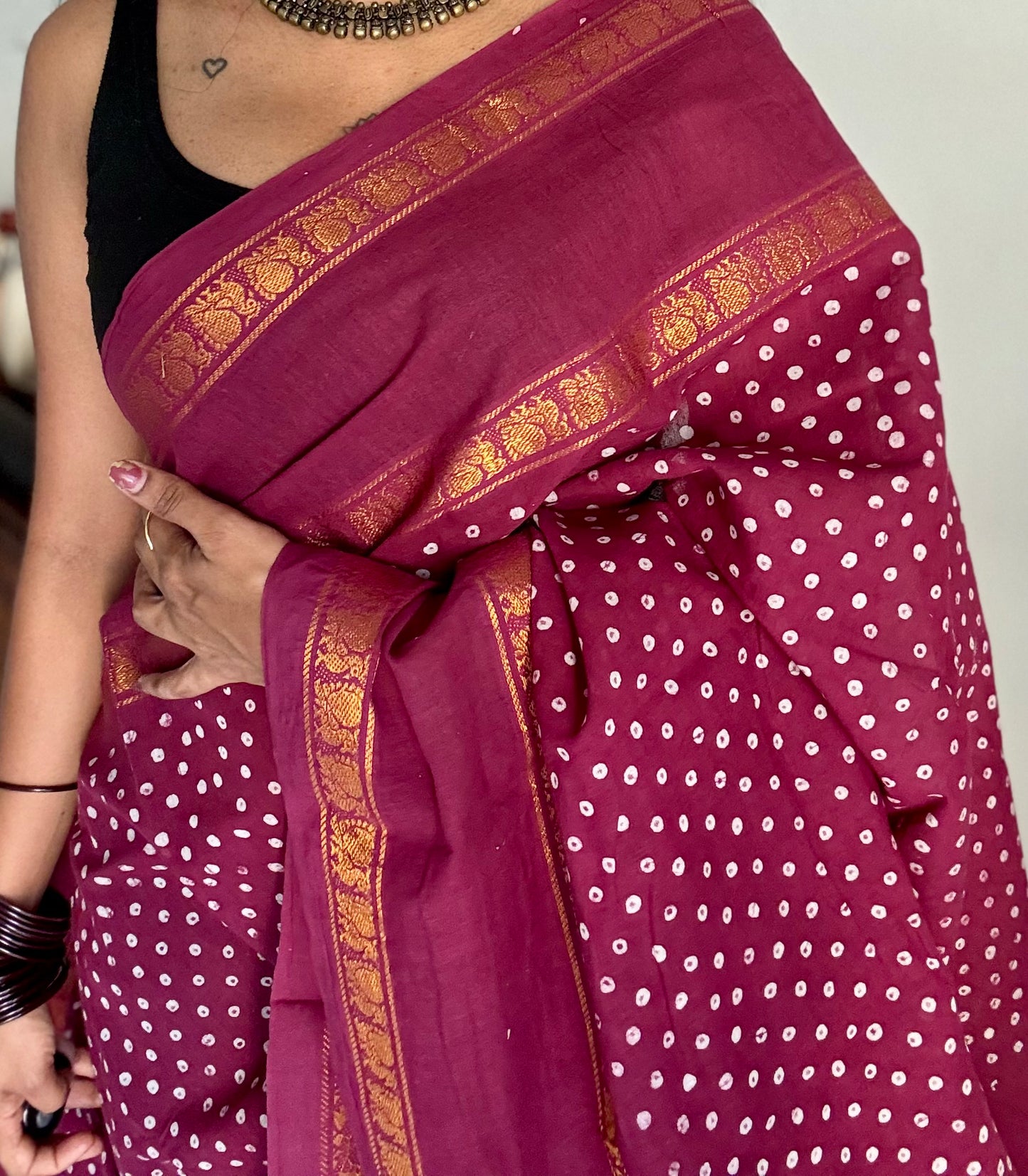 Raspberry maroon wax dot printed sungudi, kattuchayam dyed madurai cotton saree  - YCCOTNMA260