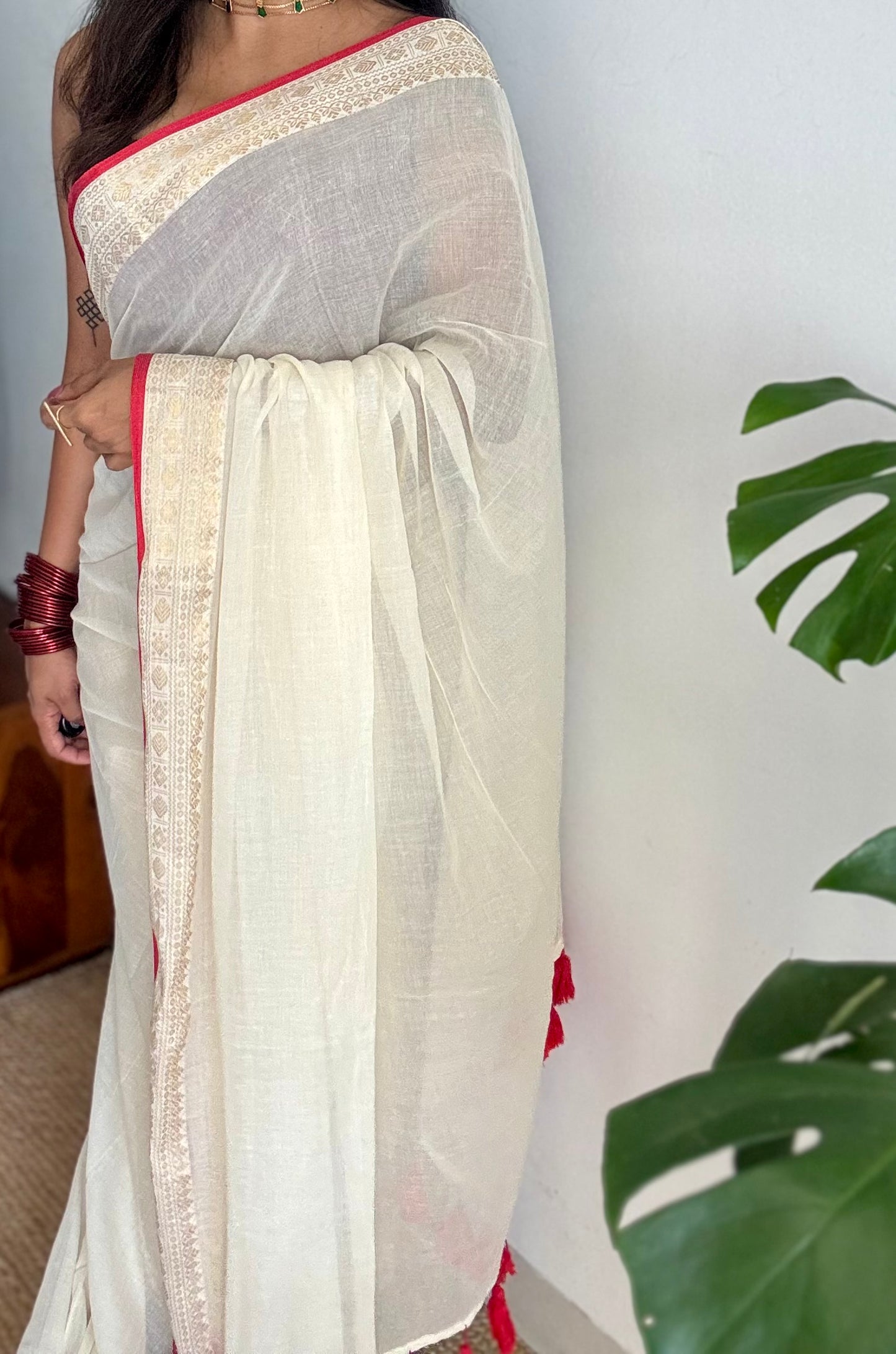 Ivory mul saree, red and gold border - YCIEON18