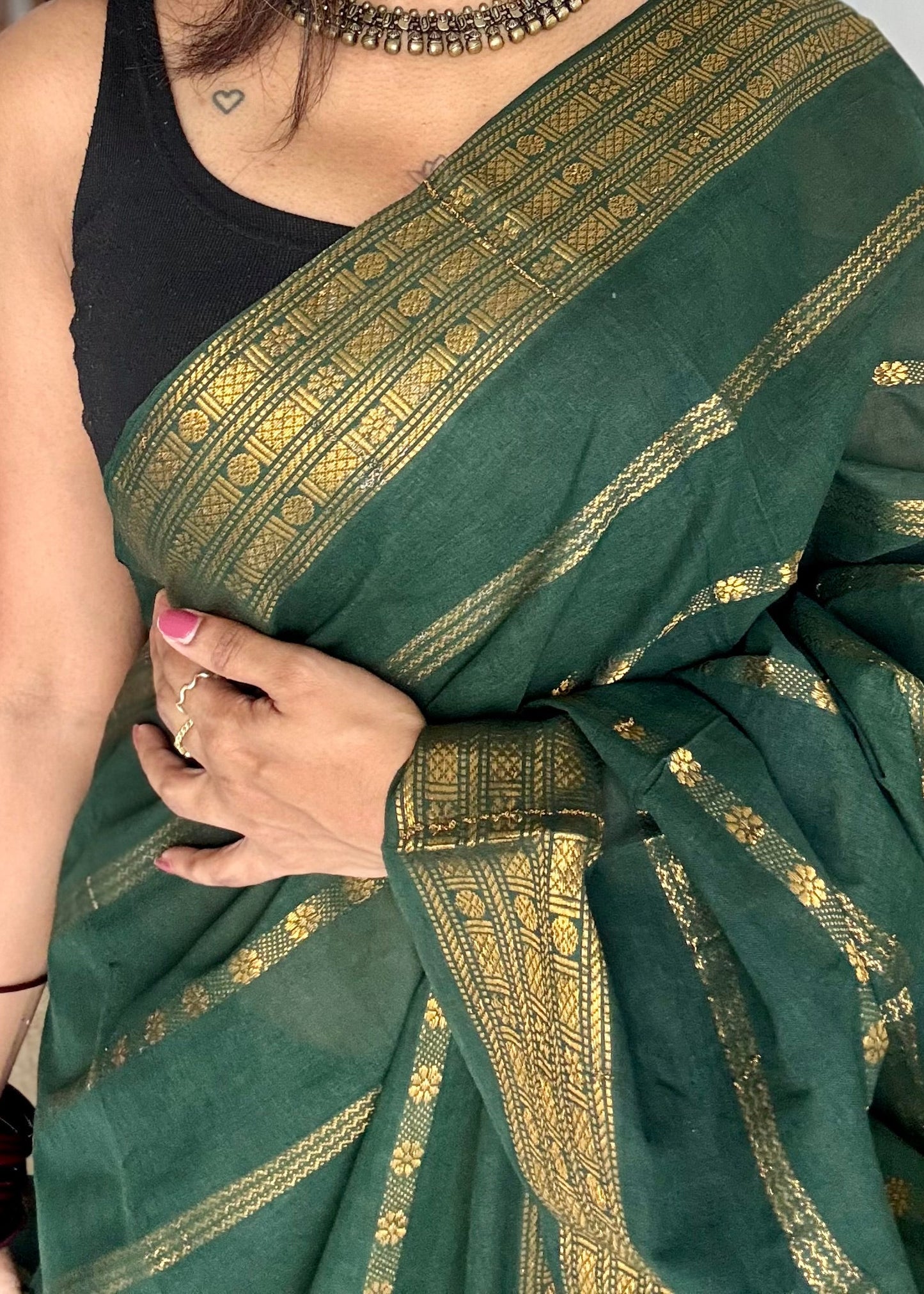 Dark green floral patterned velthaari, kattuchayam dyed madurai cotton saree  - YCCOTNMSAP213