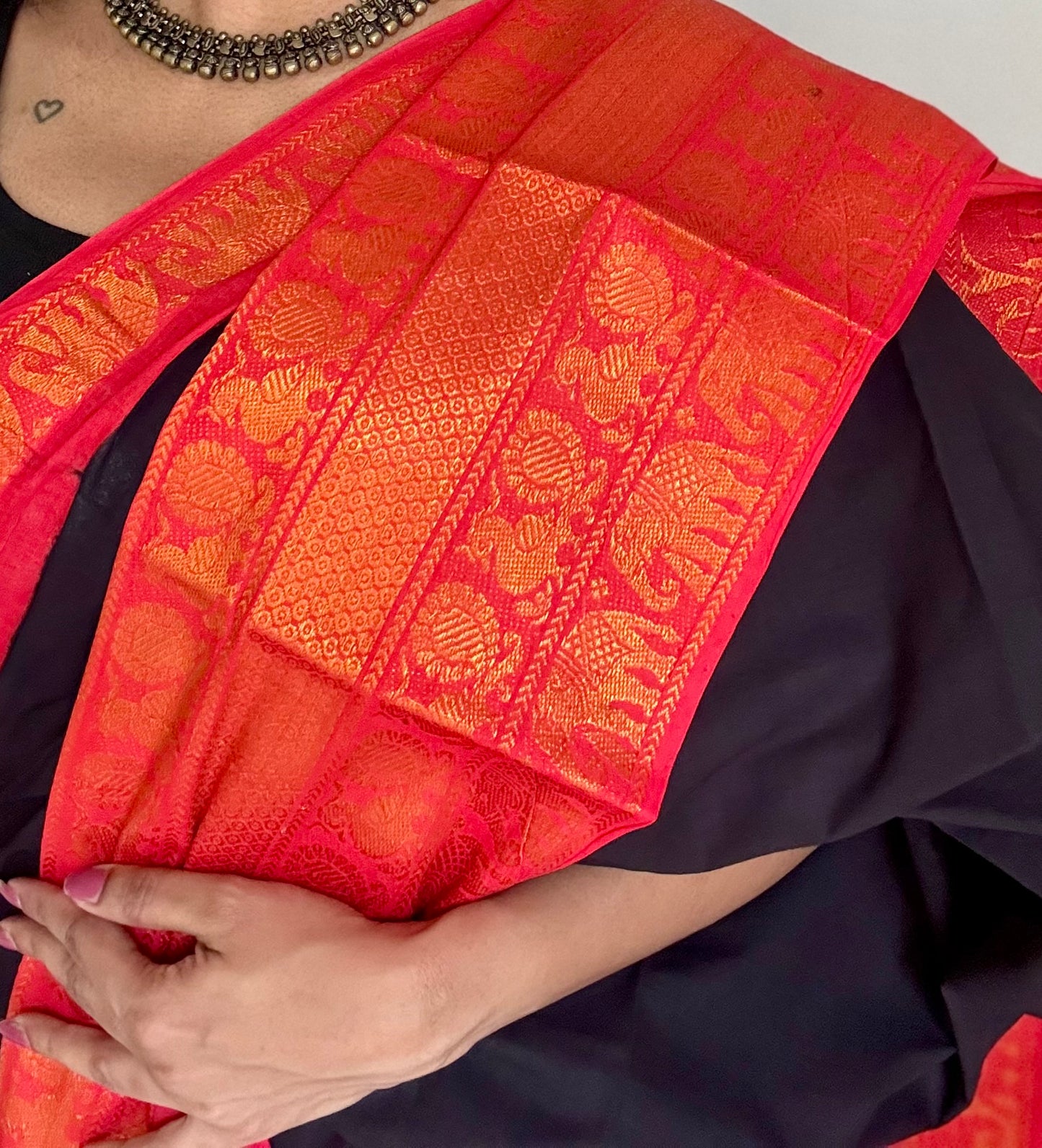 Black long border sungudi saree with chilli red contrast, kattuchayam dyed madurai cotton - YCCOTNMA252