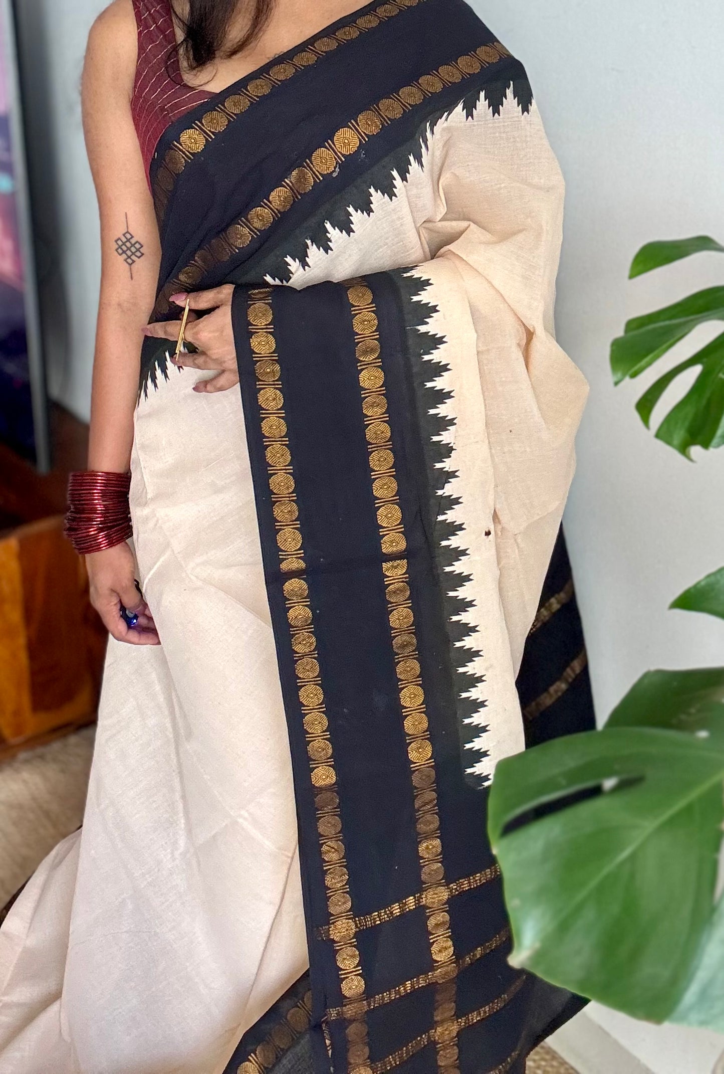 Ivory with black contrast sungudi, kattuchayam dyed madurai cotton - YCIEON98