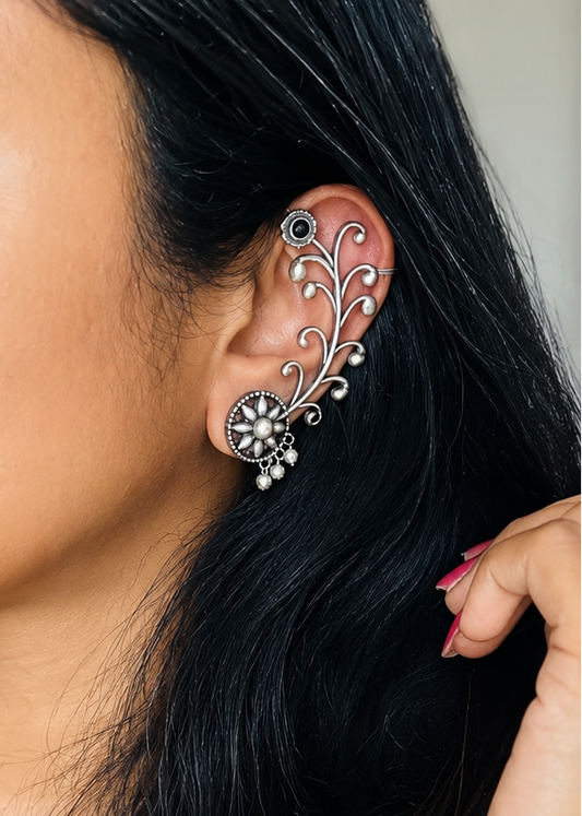 Oxidised silver, floral patterned earcuff, black stone - YCOSEC580