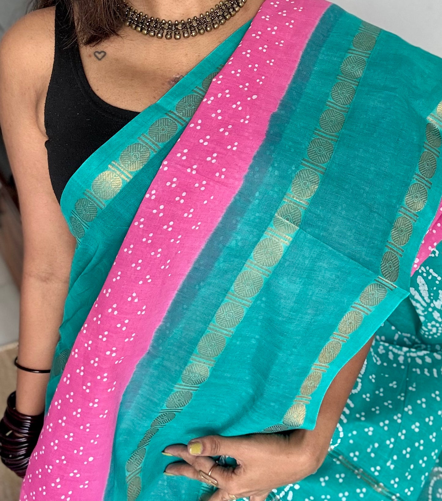 Light pink with blue contrast border, kattuchayam dyed madurai sungudi cotton saree - YCCOTNMSFE82