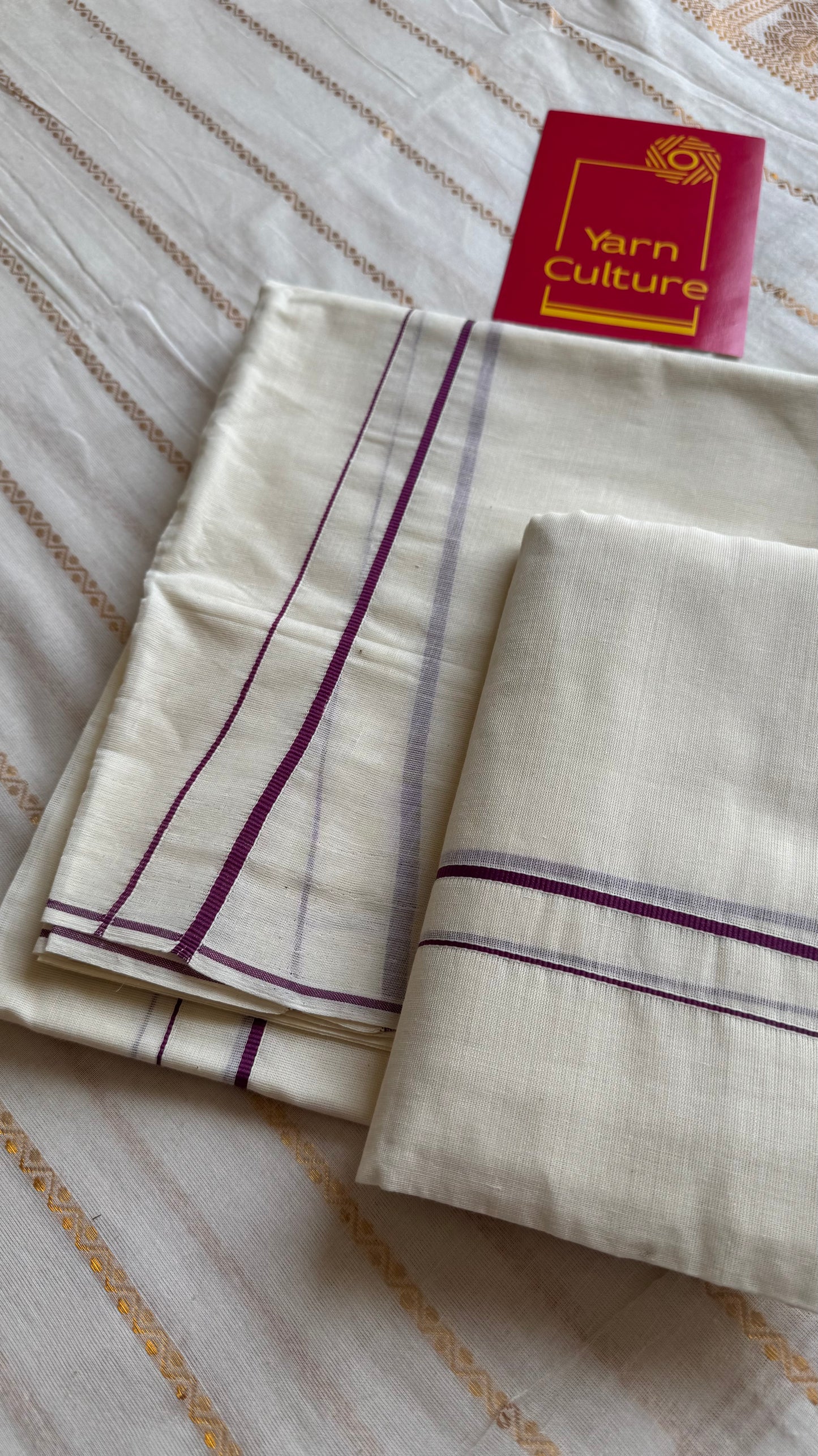 Set mund, kambikkara (thin border) with wine coloured lines - YCIEON130