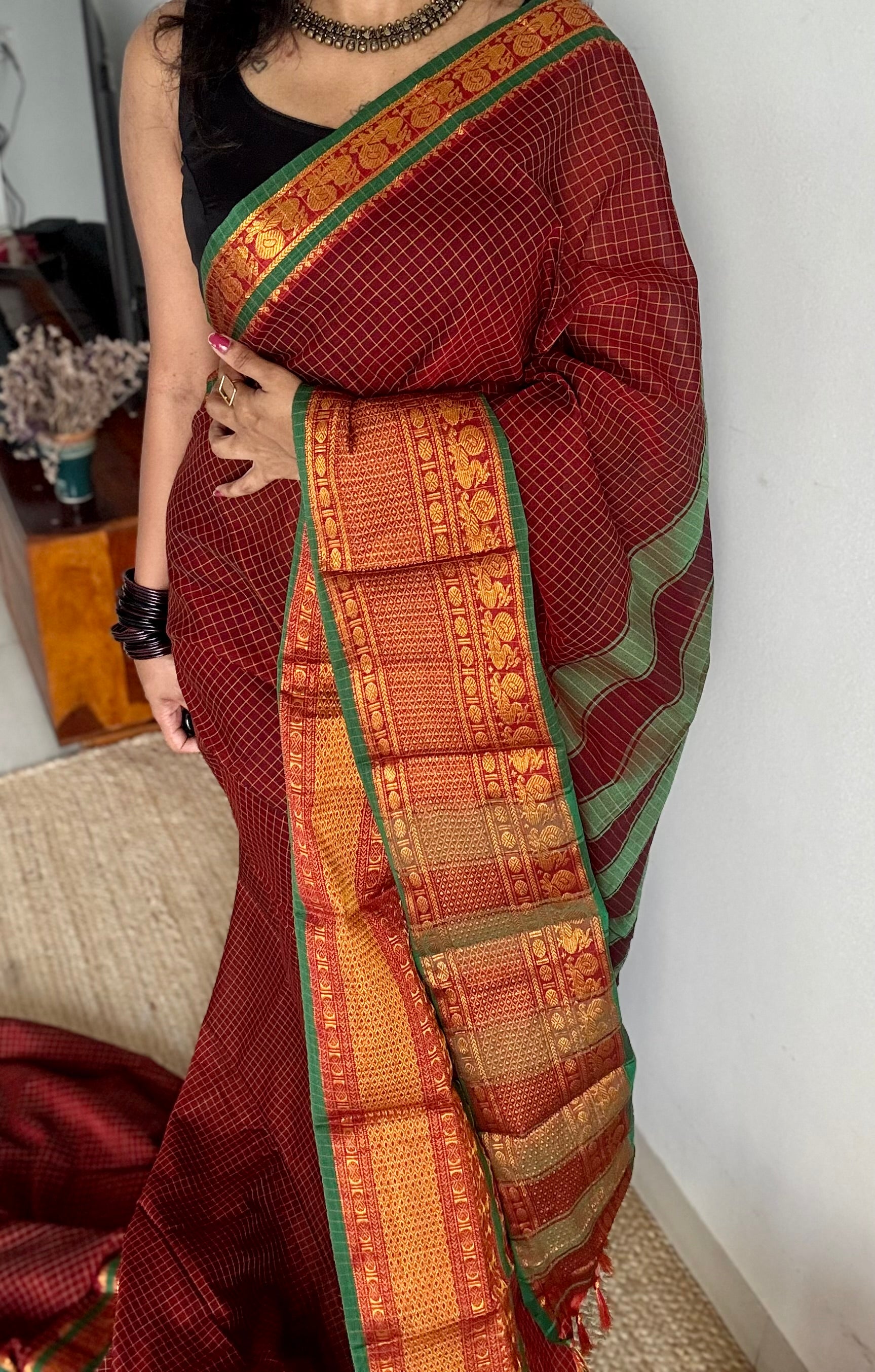 saranページ Maroon checks with zari border, premium narayanpet, soft