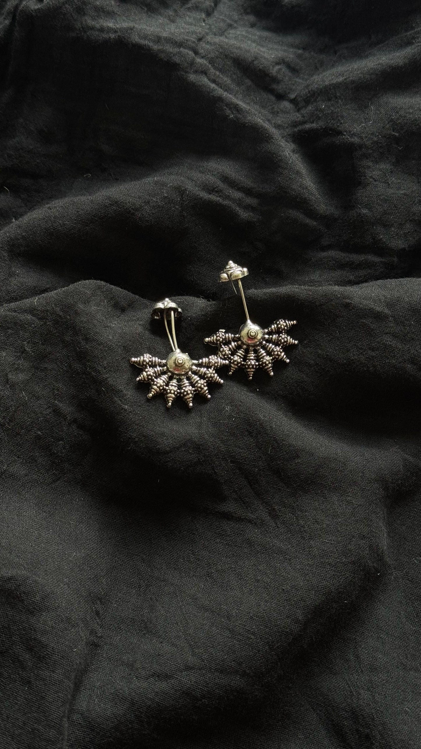 Bugadi clip-on (non pierced), oxidised silver - YCOSBU714