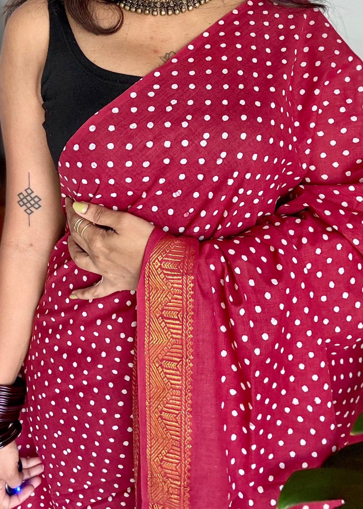 Red sungudi dotted, single-side border, kattuchayam dyed madurai cotton saree - YCCOTNMSSE05