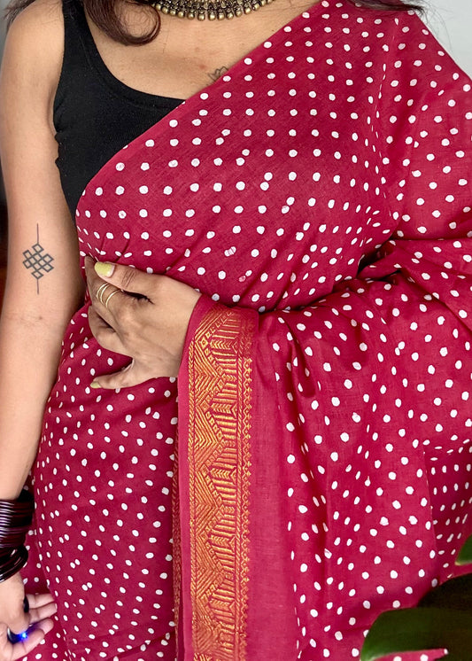 Red sungudi dotted, single-side border, kattuchayam dyed madurai cotton saree - YCCOTNMSSE05